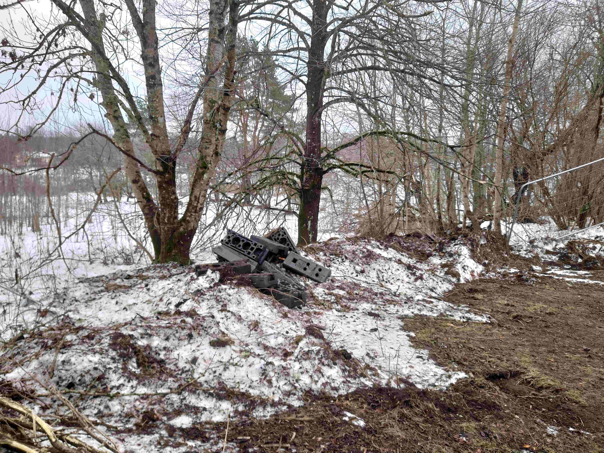 Resumé: 
Den förra ägaren av Älgbostad sålde gården 2009 till en flerbarnsfamilj som hade planer på att driva en hästgård. De hann äga fastigheten i 1 månad innan kommunen hävde köpet 2009 med stöd av argumenten att Älgbostad är: 

-Fast egendom som behövs för att tillgodose ett väsentligt behov av mark eller anläggning för idrott eller friluftsliv

-Fast egendom med byggnad som bör bevaras därför att den är värdefull från kulturhistorisk eller miljömässig synpunkt,
Samtliga partier skrev under på detta och menade att det fanns ett stort behov av att utöka det populära Hökmossbadet, värna allmänhetens tillträde till området, bevara den ”gröna kilen och göra en gång- och cykelväg till Jägarskogens naturreservat.
Denna omsorg om medborgarnas tillgång till rekreation, natur- och kulturupplevelser var totalt bortglömd när 2015 års markanvisningstävlan gick av stapeln.
Efter att ha fått strandskyddet om 300 meter, som gäller hela Yngern, ändrat till 100 meter just för Älgbostad överträffade de tävlande entreprenörerna varandra. De interna/hemliga exploateringsförslagen läckte ut och kom till allmänhetens kännedom. Inte bara Älgbostad skulle hårdexploateras, utan även angränsande kommunal mark.
2016 genomfördes en namninsamling som fick in totalt 954 namnunderskrifter som begärde en folkomröstning om byggplanerna. Kommunfullmäktige avslog namninsamlingen av formella skäl och beslutade att gå vidare med byggplanerna.
Under den korta samrådstiden över jul- nyårshelgen 2017/18 lämnade 193 Nykvarnsbor svaret nej till bostadsbyggande och ja till friluftsområde med utvidgat bad.
Moderaterna och Nykvarnspartiet var då de partier som var ivrigast för exploatering.  Centerpartiet, Miljöpartiet, Vänsterpartiet och Sverigedemokraterna var mot byggplanerna. Liberalerna och Socialdemokraterna valde därför att gå vidare med ett ”mindre” exploateringsförslag utmed Karlslundsvägen. De tre stora partierna Moderaterna, Nykvarnspartiet och Socialdemokraterna ställde tillsammans ut förslaget på granskning. 
Det blev inte mycket kvar av ”allmänhetens tillträde till området” med det presenterade detaljplaneförslaget. Därför startade föreningen Älgbostads vänner 2020 en ny namninsamling via listor och på nätet. Ett folkinitiativ för att samla de Nykvarnsbor som vill se kommunens ursprungliga planer för Älgbostad förverkligade. Så här löd parollen
Stoppa byggplanerna vid Hökmossbadet/Älgbostad – fullfölj det syfte som gav kommunen rätt till förköp – utveckla ett friluftsområde med utvidgat bad.
Inte heller den namninsamlingen lyckades påverka byggplanerna så Älgbostads vänner tillsammans med andra intressenter drev frågan vidare till Mark och Miljödomstolen och senare i Mark och Miljööverdomstolen och i december 2020 fick vi rätt med motiveringen att man inte får bygga på brukningsvärd jordbruksmark om det finns alternativ. 
Sedan 2009 har förvaltning och underhåll av fastigheten stått nästan helt still, med den förödande konsekvensen att husen förfallit mer och mer. Efter påtryckningar från Älgbostads vänner har vissa åtgärder genomförts på senare tid. Men alldeles för sent.
Nu i januari 2026 rivs alla hus enligt beslut i kommunstyrelsen, trots överklaganden och protester från folk, fridlysta fladdermöss och trots att man en gång slog fast att Älgbostad är en ”fast egendom med byggnad som bör bevaras därför att den är värdefull från kulturhistorisk eller miljömässig synpunkt”. 
När byggnaderna är rivna kommer fastigheterna inte längre att vara taxerade som bebyggda lantbruksfastigheter och Nykvarns kommun får möjligen lättare att uppnå sin tidigare målsättning att sälja marken och bygga bostäder.
Nykvarns kommun har sedan tidigare en historia av omfattande exploateringar av jordbruksmark och kulturhistoriska miljöer. Vidbynäs såldes billigt och bördig jord fraktades bort. Kvar blev en golfbana. Mörby, Nykvarns kulturhistoriska vagga med omfattande jordbruksmark, har ersatts av ett logistikcentrum.
I kommunens översiktsplan 2035 skriver man; Kommunens utgångspunkt är att brukningsbar jordbruksmark enbart får ianspråktas för ett väsentligt samhällsintresse som inte kan tillgodoses på annan plats. Kommunen har lagt till en definition av vad väsentligt samhällsintresse är. Att tillskapa nya bostäder i befintliga större sammanhängande områden, såsom tätorten Nykvarn, som har tillgång till VA-infrastruktur, väginfrastruktur, gång- och cykelinfrastruktur samt kollektivtrafik, bedömds vara ett väsentligt samhällsintresse. 
Föreningen Älgbostads vänner kommer därför att fortsätta bevaka den pågående utvecklingen, för att området verkligen ska bli det friluftsområde man ursprungligen argumenterade för. 
Föreningen vill att namnet Älgbostad bevaras och att gårdens historia presenteras i en informationsskylt. Älgbostad har varit boplats sedan forntiden och finns dokumenterad i kartor och handlingar sedan tidigt 1600-tal.

Texten har publicerats i  Länstidningen Södertälje i januari 2026 
