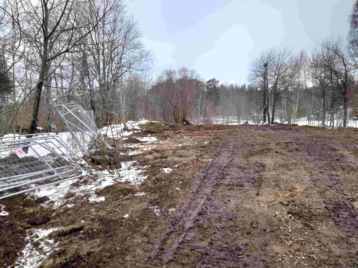 Resumé: 
Den förra ägaren av Älgbostad sålde gården 2009 till en flerbarnsfamilj som hade planer på att driva en hästgård. De hann äga fastigheten i 1 månad innan kommunen hävde köpet 2009 med stöd av argumenten att Älgbostad är: 

-Fast egendom som behövs för att tillgodose ett väsentligt behov av mark eller anläggning för idrott eller friluftsliv

-Fast egendom med byggnad som bör bevaras därför att den är värdefull från kulturhistorisk eller miljömässig synpunkt,
Samtliga partier skrev under på detta och menade att det fanns ett stort behov av att utöka det populära Hökmossbadet, värna allmänhetens tillträde till området, bevara den ”gröna kilen och göra en gång- och cykelväg till Jägarskogens naturreservat.
Denna omsorg om medborgarnas tillgång till rekreation, natur- och kulturupplevelser var totalt bortglömd när 2015 års markanvisningstävlan gick av stapeln.
Efter att ha fått strandskyddet om 300 meter, som gäller hela Yngern, ändrat till 100 meter just för Älgbostad överträffade de tävlande entreprenörerna varandra. De interna/hemliga exploateringsförslagen läckte ut och kom till allmänhetens kännedom. Inte bara Älgbostad skulle hårdexploateras, utan även angränsande kommunal mark.
2016 genomfördes en namninsamling som fick in totalt 954 namnunderskrifter som begärde en folkomröstning om byggplanerna. Kommunfullmäktige avslog namninsamlingen av formella skäl och beslutade att gå vidare med byggplanerna.
Under den korta samrådstiden över jul- nyårshelgen 2017/18 lämnade 193 Nykvarnsbor svaret nej till bostadsbyggande och ja till friluftsområde med utvidgat bad.
Moderaterna och Nykvarnspartiet var då de partier som var ivrigast för exploatering.  Centerpartiet, Miljöpartiet, Vänsterpartiet och Sverigedemokraterna var mot byggplanerna. Liberalerna och Socialdemokraterna valde därför att gå vidare med ett ”mindre” exploateringsförslag utmed Karlslundsvägen. De tre stora partierna Moderaterna, Nykvarnspartiet och Socialdemokraterna ställde tillsammans ut förslaget på granskning. 
Det blev inte mycket kvar av ”allmänhetens tillträde till området” med det presenterade detaljplaneförslaget. Därför startade föreningen Älgbostads vänner 2020 en ny namninsamling via listor och på nätet. Ett folkinitiativ för att samla de Nykvarnsbor som vill se kommunens ursprungliga planer för Älgbostad förverkligade. Så här löd parollen
Stoppa byggplanerna vid Hökmossbadet/Älgbostad – fullfölj det syfte som gav kommunen rätt till förköp – utveckla ett friluftsområde med utvidgat bad.
Inte heller den namninsamlingen lyckades påverka byggplanerna så Älgbostads vänner tillsammans med andra intressenter drev frågan vidare till Mark och Miljödomstolen och senare i Mark och Miljööverdomstolen och i december 2020 fick vi rätt med motiveringen att man inte får bygga på brukningsvärd jordbruksmark om det finns alternativ. 
Sedan 2009 har förvaltning och underhåll av fastigheten stått nästan helt still, med den förödande konsekvensen att husen förfallit mer och mer. Efter påtryckningar från Älgbostads vänner har vissa åtgärder genomförts på senare tid. Men alldeles för sent.
Nu i januari 2026 rivs alla hus enligt beslut i kommunstyrelsen, trots överklaganden och protester från folk, fridlysta fladdermöss och trots att man en gång slog fast att Älgbostad är en ”fast egendom med byggnad som bör bevaras därför att den är värdefull från kulturhistorisk eller miljömässig synpunkt”. 
När byggnaderna är rivna kommer fastigheterna inte längre att vara taxerade som bebyggda lantbruksfastigheter och Nykvarns kommun får möjligen lättare att uppnå sin tidigare målsättning att sälja marken och bygga bostäder.
Nykvarns kommun har sedan tidigare en historia av omfattande exploateringar av jordbruksmark och kulturhistoriska miljöer. Vidbynäs såldes billigt och bördig jord fraktades bort. Kvar blev en golfbana. Mörby, Nykvarns kulturhistoriska vagga med omfattande jordbruksmark, har ersatts av ett logistikcentrum.
I kommunens översiktsplan 2035 skriver man; Kommunens utgångspunkt är att brukningsbar jordbruksmark enbart får ianspråktas för ett väsentligt samhällsintresse som inte kan tillgodoses på annan plats. Kommunen har lagt till en definition av vad väsentligt samhällsintresse är. Att tillskapa nya bostäder i befintliga större sammanhängande områden, såsom tätorten Nykvarn, som har tillgång till VA-infrastruktur, väginfrastruktur, gång- och cykelinfrastruktur samt kollektivtrafik, bedömds vara ett väsentligt samhällsintresse. 
Föreningen Älgbostads vänner kommer därför att fortsätta bevaka den pågående utvecklingen, för att området verkligen ska bli det friluftsområde man ursprungligen argumenterade för. 
Föreningen vill att namnet Älgbostad bevaras och att gårdens historia presenteras i en informationsskylt. Älgbostad har varit boplats sedan forntiden och finns dokumenterad i kartor och handlingar sedan tidigt 1600-tal.

Texten har publicerats i  Länstidningen Södertälje i januari 2026 
