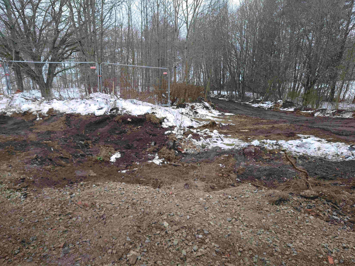 Resumé: 
Den förra ägaren av Älgbostad sålde gården 2009 till en flerbarnsfamilj som hade planer på att driva en hästgård. De hann äga fastigheten i 1 månad innan kommunen hävde köpet 2009 med stöd av argumenten att Älgbostad är: 

-Fast egendom som behövs för att tillgodose ett väsentligt behov av mark eller anläggning för idrott eller friluftsliv

-Fast egendom med byggnad som bör bevaras därför att den är värdefull från kulturhistorisk eller miljömässig synpunkt,
Samtliga partier skrev under på detta och menade att det fanns ett stort behov av att utöka det populära Hökmossbadet, värna allmänhetens tillträde till området, bevara den ”gröna kilen och göra en gång- och cykelväg till Jägarskogens naturreservat.
Denna omsorg om medborgarnas tillgång till rekreation, natur- och kulturupplevelser var totalt bortglömd när 2015 års markanvisningstävlan gick av stapeln.
Efter att ha fått strandskyddet om 300 meter, som gäller hela Yngern, ändrat till 100 meter just för Älgbostad överträffade de tävlande entreprenörerna varandra. De interna/hemliga exploateringsförslagen läckte ut och kom till allmänhetens kännedom. Inte bara Älgbostad skulle hårdexploateras, utan även angränsande kommunal mark.
2016 genomfördes en namninsamling som fick in totalt 954 namnunderskrifter som begärde en folkomröstning om byggplanerna. Kommunfullmäktige avslog namninsamlingen av formella skäl och beslutade att gå vidare med byggplanerna.
Under den korta samrådstiden över jul- nyårshelgen 2017/18 lämnade 193 Nykvarnsbor svaret nej till bostadsbyggande och ja till friluftsområde med utvidgat bad.
Moderaterna och Nykvarnspartiet var då de partier som var ivrigast för exploatering.  Centerpartiet, Miljöpartiet, Vänsterpartiet och Sverigedemokraterna var mot byggplanerna. Liberalerna och Socialdemokraterna valde därför att gå vidare med ett ”mindre” exploateringsförslag utmed Karlslundsvägen. De tre stora partierna Moderaterna, Nykvarnspartiet och Socialdemokraterna ställde tillsammans ut förslaget på granskning. 
Det blev inte mycket kvar av ”allmänhetens tillträde till området” med det presenterade detaljplaneförslaget. Därför startade föreningen Älgbostads vänner 2020 en ny namninsamling via listor och på nätet. Ett folkinitiativ för att samla de Nykvarnsbor som vill se kommunens ursprungliga planer för Älgbostad förverkligade. Så här löd parollen
Stoppa byggplanerna vid Hökmossbadet/Älgbostad – fullfölj det syfte som gav kommunen rätt till förköp – utveckla ett friluftsområde med utvidgat bad.
Inte heller den namninsamlingen lyckades påverka byggplanerna så Älgbostads vänner tillsammans med andra intressenter drev frågan vidare till Mark och Miljödomstolen och senare i Mark och Miljööverdomstolen och i december 2020 fick vi rätt med motiveringen att man inte får bygga på brukningsvärd jordbruksmark om det finns alternativ. 
Sedan 2009 har förvaltning och underhåll av fastigheten stått nästan helt still, med den förödande konsekvensen att husen förfallit mer och mer. Efter påtryckningar från Älgbostads vänner har vissa åtgärder genomförts på senare tid. Men alldeles för sent.
Nu i januari 2026 rivs alla hus enligt beslut i kommunstyrelsen, trots överklaganden och protester från folk, fridlysta fladdermöss och trots att man en gång slog fast att Älgbostad är en ”fast egendom med byggnad som bör bevaras därför att den är värdefull från kulturhistorisk eller miljömässig synpunkt”. 
När byggnaderna är rivna kommer fastigheterna inte längre att vara taxerade som bebyggda lantbruksfastigheter och Nykvarns kommun får möjligen lättare att uppnå sin tidigare målsättning att sälja marken och bygga bostäder.
Nykvarns kommun har sedan tidigare en historia av omfattande exploateringar av jordbruksmark och kulturhistoriska miljöer. Vidbynäs såldes billigt och bördig jord fraktades bort. Kvar blev en golfbana. Mörby, Nykvarns kulturhistoriska vagga med omfattande jordbruksmark, har ersatts av ett logistikcentrum.
I kommunens översiktsplan 2035 skriver man; Kommunens utgångspunkt är att brukningsbar jordbruksmark enbart får ianspråktas för ett väsentligt samhällsintresse som inte kan tillgodoses på annan plats. Kommunen har lagt till en definition av vad väsentligt samhällsintresse är. Att tillskapa nya bostäder i befintliga större sammanhängande områden, såsom tätorten Nykvarn, som har tillgång till VA-infrastruktur, väginfrastruktur, gång- och cykelinfrastruktur samt kollektivtrafik, bedömds vara ett väsentligt samhällsintresse. 
Föreningen Älgbostads vänner kommer därför att fortsätta bevaka den pågående utvecklingen, för att området verkligen ska bli det friluftsområde man ursprungligen argumenterade för. 
Föreningen vill att namnet Älgbostad bevaras och att gårdens historia presenteras i en informationsskylt. Älgbostad har varit boplats sedan forntiden och finns dokumenterad i kartor och handlingar sedan tidigt 1600-tal.

Texten har publicerats i  Länstidningen Södertälje i januari 2026 
