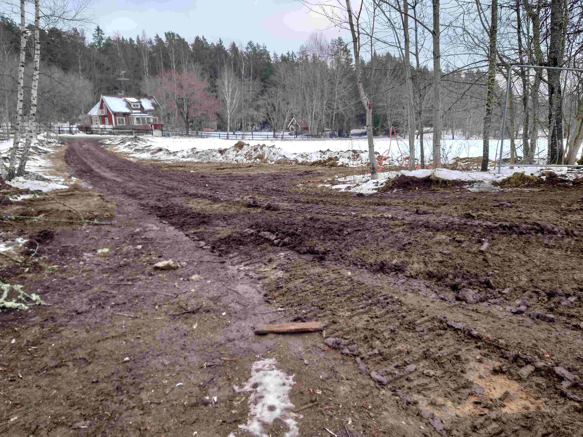 Resumé: 
Den förra ägaren av Älgbostad sålde gården 2009 till en flerbarnsfamilj som hade planer på att driva en hästgård. De hann äga fastigheten i 1 månad innan kommunen hävde köpet 2009 med stöd av argumenten att Älgbostad är: 

-Fast egendom som behövs för att tillgodose ett väsentligt behov av mark eller anläggning för idrott eller friluftsliv

-Fast egendom med byggnad som bör bevaras därför att den är värdefull från kulturhistorisk eller miljömässig synpunkt,
Samtliga partier skrev under på detta och menade att det fanns ett stort behov av att utöka det populära Hökmossbadet, värna allmänhetens tillträde till området, bevara den ”gröna kilen och göra en gång- och cykelväg till Jägarskogens naturreservat.
Denna omsorg om medborgarnas tillgång till rekreation, natur- och kulturupplevelser var totalt bortglömd när 2015 års markanvisningstävlan gick av stapeln.
Efter att ha fått strandskyddet om 300 meter, som gäller hela Yngern, ändrat till 100 meter just för Älgbostad överträffade de tävlande entreprenörerna varandra. De interna/hemliga exploateringsförslagen läckte ut och kom till allmänhetens kännedom. Inte bara Älgbostad skulle hårdexploateras, utan även angränsande kommunal mark.
2016 genomfördes en namninsamling som fick in totalt 954 namnunderskrifter som begärde en folkomröstning om byggplanerna. Kommunfullmäktige avslog namninsamlingen av formella skäl och beslutade att gå vidare med byggplanerna.
Under den korta samrådstiden över jul- nyårshelgen 2017/18 lämnade 193 Nykvarnsbor svaret nej till bostadsbyggande och ja till friluftsområde med utvidgat bad.
Moderaterna och Nykvarnspartiet var då de partier som var ivrigast för exploatering.  Centerpartiet, Miljöpartiet, Vänsterpartiet och Sverigedemokraterna var mot byggplanerna. Liberalerna och Socialdemokraterna valde därför att gå vidare med ett ”mindre” exploateringsförslag utmed Karlslundsvägen. De tre stora partierna Moderaterna, Nykvarnspartiet och Socialdemokraterna ställde tillsammans ut förslaget på granskning. 
Det blev inte mycket kvar av ”allmänhetens tillträde till området” med det presenterade detaljplaneförslaget. Därför startade föreningen Älgbostads vänner 2020 en ny namninsamling via listor och på nätet. Ett folkinitiativ för att samla de Nykvarnsbor som vill se kommunens ursprungliga planer för Älgbostad förverkligade. Så här löd parollen
Stoppa byggplanerna vid Hökmossbadet/Älgbostad – fullfölj det syfte som gav kommunen rätt till förköp – utveckla ett friluftsområde med utvidgat bad.
Inte heller den namninsamlingen lyckades påverka byggplanerna så Älgbostads vänner tillsammans med andra intressenter drev frågan vidare till Mark och Miljödomstolen och senare i Mark och Miljööverdomstolen och i december 2020 fick vi rätt med motiveringen att man inte får bygga på brukningsvärd jordbruksmark om det finns alternativ. 
Sedan 2009 har förvaltning och underhåll av fastigheten stått nästan helt still, med den förödande konsekvensen att husen förfallit mer och mer. Efter påtryckningar från Älgbostads vänner har vissa åtgärder genomförts på senare tid. Men alldeles för sent.
Nu i januari 2026 rivs alla hus enligt beslut i kommunstyrelsen, trots överklaganden och protester från folk, fridlysta fladdermöss och trots att man en gång slog fast att Älgbostad är en ”fast egendom med byggnad som bör bevaras därför att den är värdefull från kulturhistorisk eller miljömässig synpunkt”. 
När byggnaderna är rivna kommer fastigheterna inte längre att vara taxerade som bebyggda lantbruksfastigheter och Nykvarns kommun får möjligen lättare att uppnå sin tidigare målsättning att sälja marken och bygga bostäder.
Nykvarns kommun har sedan tidigare en historia av omfattande exploateringar av jordbruksmark och kulturhistoriska miljöer. Vidbynäs såldes billigt och bördig jord fraktades bort. Kvar blev en golfbana. Mörby, Nykvarns kulturhistoriska vagga med omfattande jordbruksmark, har ersatts av ett logistikcentrum.
I kommunens översiktsplan 2035 skriver man; Kommunens utgångspunkt är att brukningsbar jordbruksmark enbart får ianspråktas för ett väsentligt samhällsintresse som inte kan tillgodoses på annan plats. Kommunen har lagt till en definition av vad väsentligt samhällsintresse är. Att tillskapa nya bostäder i befintliga större sammanhängande områden, såsom tätorten Nykvarn, som har tillgång till VA-infrastruktur, väginfrastruktur, gång- och cykelinfrastruktur samt kollektivtrafik, bedömds vara ett väsentligt samhällsintresse. 
Föreningen Älgbostads vänner kommer därför att fortsätta bevaka den pågående utvecklingen, för att området verkligen ska bli det friluftsområde man ursprungligen argumenterade för. 
Föreningen vill att namnet Älgbostad bevaras och att gårdens historia presenteras i en informationsskylt. Älgbostad har varit boplats sedan forntiden och finns dokumenterad i kartor och handlingar sedan tidigt 1600-tal.

Texten har publicerats i  Länstidningen Södertälje i januari 2026 
