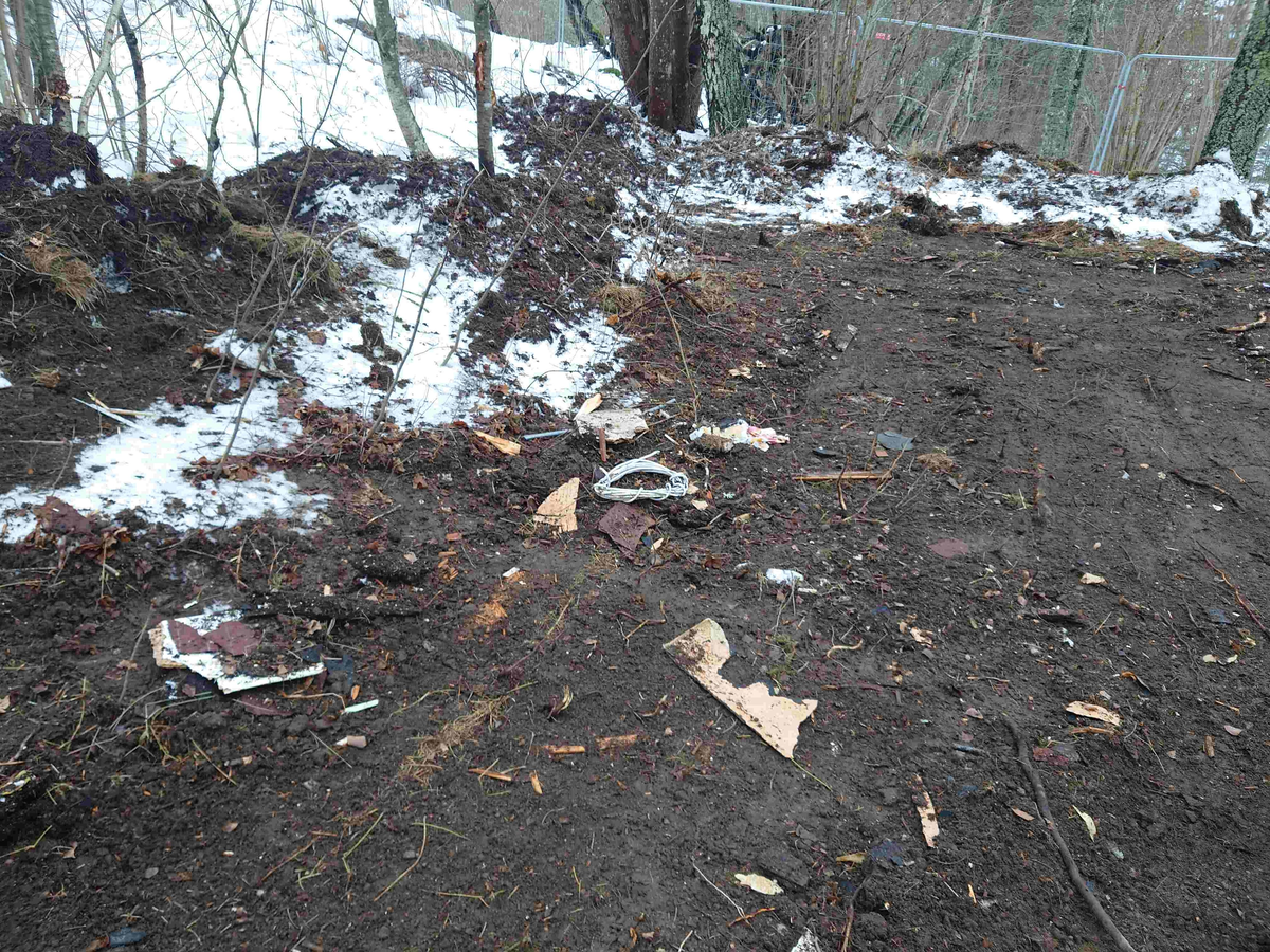 Resumé: 
Den förra ägaren av Älgbostad sålde gården 2009 till en flerbarnsfamilj som hade planer på att driva en hästgård. De hann äga fastigheten i 1 månad innan kommunen hävde köpet 2009 med stöd av argumenten att Älgbostad är: 

-Fast egendom som behövs för att tillgodose ett väsentligt behov av mark eller anläggning för idrott eller friluftsliv

-Fast egendom med byggnad som bör bevaras därför att den är värdefull från kulturhistorisk eller miljömässig synpunkt,
Samtliga partier skrev under på detta och menade att det fanns ett stort behov av att utöka det populära Hökmossbadet, värna allmänhetens tillträde till området, bevara den ”gröna kilen och göra en gång- och cykelväg till Jägarskogens naturreservat.
Denna omsorg om medborgarnas tillgång till rekreation, natur- och kulturupplevelser var totalt bortglömd när 2015 års markanvisningstävlan gick av stapeln.
Efter att ha fått strandskyddet om 300 meter, som gäller hela Yngern, ändrat till 100 meter just för Älgbostad överträffade de tävlande entreprenörerna varandra. De interna/hemliga exploateringsförslagen läckte ut och kom till allmänhetens kännedom. Inte bara Älgbostad skulle hårdexploateras, utan även angränsande kommunal mark.
2016 genomfördes en namninsamling som fick in totalt 954 namnunderskrifter som begärde en folkomröstning om byggplanerna. Kommunfullmäktige avslog namninsamlingen av formella skäl och beslutade att gå vidare med byggplanerna.
Under den korta samrådstiden över jul- nyårshelgen 2017/18 lämnade 193 Nykvarnsbor svaret nej till bostadsbyggande och ja till friluftsområde med utvidgat bad.
Moderaterna och Nykvarnspartiet var då de partier som var ivrigast för exploatering.  Centerpartiet, Miljöpartiet, Vänsterpartiet och Sverigedemokraterna var mot byggplanerna. Liberalerna och Socialdemokraterna valde därför att gå vidare med ett ”mindre” exploateringsförslag utmed Karlslundsvägen. De tre stora partierna Moderaterna, Nykvarnspartiet och Socialdemokraterna ställde tillsammans ut förslaget på granskning. 
Det blev inte mycket kvar av ”allmänhetens tillträde till området” med det presenterade detaljplaneförslaget. Därför startade föreningen Älgbostads vänner 2020 en ny namninsamling via listor och på nätet. Ett folkinitiativ för att samla de Nykvarnsbor som vill se kommunens ursprungliga planer för Älgbostad förverkligade. Så här löd parollen
Stoppa byggplanerna vid Hökmossbadet/Älgbostad – fullfölj det syfte som gav kommunen rätt till förköp – utveckla ett friluftsområde med utvidgat bad.
Inte heller den namninsamlingen lyckades påverka byggplanerna så Älgbostads vänner tillsammans med andra intressenter drev frågan vidare till Mark och Miljödomstolen och senare i Mark och Miljööverdomstolen och i december 2020 fick vi rätt med motiveringen att man inte får bygga på brukningsvärd jordbruksmark om det finns alternativ. 
Sedan 2009 har förvaltning och underhåll av fastigheten stått nästan helt still, med den förödande konsekvensen att husen förfallit mer och mer. Efter påtryckningar från Älgbostads vänner har vissa åtgärder genomförts på senare tid. Men alldeles för sent.
Nu i januari 2026 rivs alla hus enligt beslut i kommunstyrelsen, trots överklaganden och protester från folk, fridlysta fladdermöss och trots att man en gång slog fast att Älgbostad är en ”fast egendom med byggnad som bör bevaras därför att den är värdefull från kulturhistorisk eller miljömässig synpunkt”. 
När byggnaderna är rivna kommer fastigheterna inte längre att vara taxerade som bebyggda lantbruksfastigheter och Nykvarns kommun får möjligen lättare att uppnå sin tidigare målsättning att sälja marken och bygga bostäder.
Nykvarns kommun har sedan tidigare en historia av omfattande exploateringar av jordbruksmark och kulturhistoriska miljöer. Vidbynäs såldes billigt och bördig jord fraktades bort. Kvar blev en golfbana. Mörby, Nykvarns kulturhistoriska vagga med omfattande jordbruksmark, har ersatts av ett logistikcentrum.
I kommunens översiktsplan 2035 skriver man; Kommunens utgångspunkt är att brukningsbar jordbruksmark enbart får ianspråktas för ett väsentligt samhällsintresse som inte kan tillgodoses på annan plats. Kommunen har lagt till en definition av vad väsentligt samhällsintresse är. Att tillskapa nya bostäder i befintliga större sammanhängande områden, såsom tätorten Nykvarn, som har tillgång till VA-infrastruktur, väginfrastruktur, gång- och cykelinfrastruktur samt kollektivtrafik, bedömds vara ett väsentligt samhällsintresse. 
Föreningen Älgbostads vänner kommer därför att fortsätta bevaka den pågående utvecklingen, för att området verkligen ska bli det friluftsområde man ursprungligen argumenterade för. 
Föreningen vill att namnet Älgbostad bevaras och att gårdens historia presenteras i en informationsskylt. Älgbostad har varit boplats sedan forntiden och finns dokumenterad i kartor och handlingar sedan tidigt 1600-tal.

Texten har publicerats i  Länstidningen Södertälje i januari 2026 
