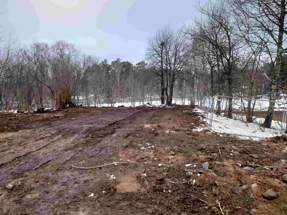 Resumé: 
Den förra ägaren av Älgbostad sålde gården 2009 till en flerbarnsfamilj som hade planer på att driva en hästgård. De hann äga fastigheten i 1 månad innan kommunen hävde köpet 2009 med stöd av argumenten att Älgbostad är: 

-Fast egendom som behövs för att tillgodose ett väsentligt behov av mark eller anläggning för idrott eller friluftsliv

-Fast egendom med byggnad som bör bevaras därför att den är värdefull från kulturhistorisk eller miljömässig synpunkt,
Samtliga partier skrev under på detta och menade att det fanns ett stort behov av att utöka det populära Hökmossbadet, värna allmänhetens tillträde till området, bevara den ”gröna kilen och göra en gång- och cykelväg till Jägarskogens naturreservat.
Denna omsorg om medborgarnas tillgång till rekreation, natur- och kulturupplevelser var totalt bortglömd när 2015 års markanvisningstävlan gick av stapeln.
Efter att ha fått strandskyddet om 300 meter, som gäller hela Yngern, ändrat till 100 meter just för Älgbostad överträffade de tävlande entreprenörerna varandra. De interna/hemliga exploateringsförslagen läckte ut och kom till allmänhetens kännedom. Inte bara Älgbostad skulle hårdexploateras, utan även angränsande kommunal mark.
2016 genomfördes en namninsamling som fick in totalt 954 namnunderskrifter som begärde en folkomröstning om byggplanerna. Kommunfullmäktige avslog namninsamlingen av formella skäl och beslutade att gå vidare med byggplanerna.
Under den korta samrådstiden över jul- nyårshelgen 2017/18 lämnade 193 Nykvarnsbor svaret nej till bostadsbyggande och ja till friluftsområde med utvidgat bad.
Moderaterna och Nykvarnspartiet var då de partier som var ivrigast för exploatering.  Centerpartiet, Miljöpartiet, Vänsterpartiet och Sverigedemokraterna var mot byggplanerna. Liberalerna och Socialdemokraterna valde därför att gå vidare med ett ”mindre” exploateringsförslag utmed Karlslundsvägen. De tre stora partierna Moderaterna, Nykvarnspartiet och Socialdemokraterna ställde tillsammans ut förslaget på granskning. 
Det blev inte mycket kvar av ”allmänhetens tillträde till området” med det presenterade detaljplaneförslaget. Därför startade föreningen Älgbostads vänner 2020 en ny namninsamling via listor och på nätet. Ett folkinitiativ för att samla de Nykvarnsbor som vill se kommunens ursprungliga planer för Älgbostad förverkligade. Så här löd parollen
Stoppa byggplanerna vid Hökmossbadet/Älgbostad – fullfölj det syfte som gav kommunen rätt till förköp – utveckla ett friluftsområde med utvidgat bad.
Inte heller den namninsamlingen lyckades påverka byggplanerna så Älgbostads vänner tillsammans med andra intressenter drev frågan vidare till Mark och Miljödomstolen och senare i Mark och Miljööverdomstolen och i december 2020 fick vi rätt med motiveringen att man inte får bygga på brukningsvärd jordbruksmark om det finns alternativ. 
Sedan 2009 har förvaltning och underhåll av fastigheten stått nästan helt still, med den förödande konsekvensen att husen förfallit mer och mer. Efter påtryckningar från Älgbostads vänner har vissa åtgärder genomförts på senare tid. Men alldeles för sent.
Nu i januari 2026 rivs alla hus enligt beslut i kommunstyrelsen, trots överklaganden och protester från folk, fridlysta fladdermöss och trots att man en gång slog fast att Älgbostad är en ”fast egendom med byggnad som bör bevaras därför att den är värdefull från kulturhistorisk eller miljömässig synpunkt”. 
När byggnaderna är rivna kommer fastigheterna inte längre att vara taxerade som bebyggda lantbruksfastigheter och Nykvarns kommun får möjligen lättare att uppnå sin tidigare målsättning att sälja marken och bygga bostäder.
Nykvarns kommun har sedan tidigare en historia av omfattande exploateringar av jordbruksmark och kulturhistoriska miljöer. Vidbynäs såldes billigt och bördig jord fraktades bort. Kvar blev en golfbana. Mörby, Nykvarns kulturhistoriska vagga med omfattande jordbruksmark, har ersatts av ett logistikcentrum.
I kommunens översiktsplan 2035 skriver man; Kommunens utgångspunkt är att brukningsbar jordbruksmark enbart får ianspråktas för ett väsentligt samhällsintresse som inte kan tillgodoses på annan plats. Kommunen har lagt till en definition av vad väsentligt samhällsintresse är. Att tillskapa nya bostäder i befintliga större sammanhängande områden, såsom tätorten Nykvarn, som har tillgång till VA-infrastruktur, väginfrastruktur, gång- och cykelinfrastruktur samt kollektivtrafik, bedömds vara ett väsentligt samhällsintresse. 
Föreningen Älgbostads vänner kommer därför att fortsätta bevaka den pågående utvecklingen, för att området verkligen ska bli det friluftsområde man ursprungligen argumenterade för. 
Föreningen vill att namnet Älgbostad bevaras och att gårdens historia presenteras i en informationsskylt. Älgbostad har varit boplats sedan forntiden och finns dokumenterad i kartor och handlingar sedan tidigt 1600-tal.

Texten har publicerats i  Länstidningen Södertälje i januari 2026 
