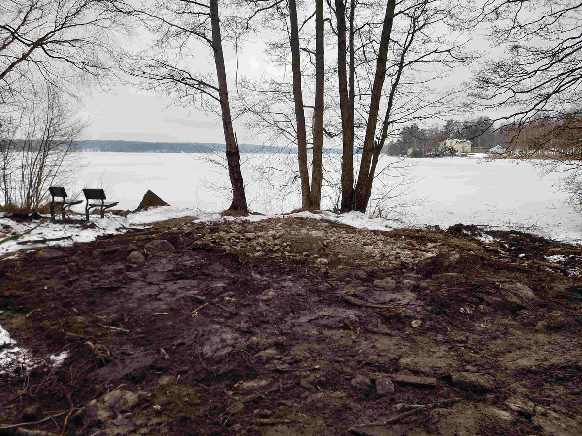 Resumé: 
Den förra ägaren av Älgbostad sålde gården 2009 till en flerbarnsfamilj som hade planer på att driva en hästgård. De hann äga fastigheten i 1 månad innan kommunen hävde köpet 2009 med stöd av argumenten att Älgbostad är: 

-Fast egendom som behövs för att tillgodose ett väsentligt behov av mark eller anläggning för idrott eller friluftsliv

-Fast egendom med byggnad som bör bevaras därför att den är värdefull från kulturhistorisk eller miljömässig synpunkt,
Samtliga partier skrev under på detta och menade att det fanns ett stort behov av att utöka det populära Hökmossbadet, värna allmänhetens tillträde till området, bevara den ”gröna kilen och göra en gång- och cykelväg till Jägarskogens naturreservat.
Denna omsorg om medborgarnas tillgång till rekreation, natur- och kulturupplevelser var totalt bortglömd när 2015 års markanvisningstävlan gick av stapeln.
Efter att ha fått strandskyddet om 300 meter, som gäller hela Yngern, ändrat till 100 meter just för Älgbostad överträffade de tävlande entreprenörerna varandra. De interna/hemliga exploateringsförslagen läckte ut och kom till allmänhetens kännedom. Inte bara Älgbostad skulle hårdexploateras, utan även angränsande kommunal mark.
2016 genomfördes en namninsamling som fick in totalt 954 namnunderskrifter som begärde en folkomröstning om byggplanerna. Kommunfullmäktige avslog namninsamlingen av formella skäl och beslutade att gå vidare med byggplanerna.
Under den korta samrådstiden över jul- nyårshelgen 2017/18 lämnade 193 Nykvarnsbor svaret nej till bostadsbyggande och ja till friluftsområde med utvidgat bad.
Moderaterna och Nykvarnspartiet var då de partier som var ivrigast för exploatering.  Centerpartiet, Miljöpartiet, Vänsterpartiet och Sverigedemokraterna var mot byggplanerna. Liberalerna och Socialdemokraterna valde därför att gå vidare med ett ”mindre” exploateringsförslag utmed Karlslundsvägen. De tre stora partierna Moderaterna, Nykvarnspartiet och Socialdemokraterna ställde tillsammans ut förslaget på granskning. 
Det blev inte mycket kvar av ”allmänhetens tillträde till området” med det presenterade detaljplaneförslaget. Därför startade föreningen Älgbostads vänner 2020 en ny namninsamling via listor och på nätet. Ett folkinitiativ för att samla de Nykvarnsbor som vill se kommunens ursprungliga planer för Älgbostad förverkligade. Så här löd parollen
Stoppa byggplanerna vid Hökmossbadet/Älgbostad – fullfölj det syfte som gav kommunen rätt till förköp – utveckla ett friluftsområde med utvidgat bad.
Inte heller den namninsamlingen lyckades påverka byggplanerna så Älgbostads vänner tillsammans med andra intressenter drev frågan vidare till Mark och Miljödomstolen och senare i Mark och Miljööverdomstolen och i december 2020 fick vi rätt med motiveringen att man inte får bygga på brukningsvärd jordbruksmark om det finns alternativ. 
Sedan 2009 har förvaltning och underhåll av fastigheten stått nästan helt still, med den förödande konsekvensen att husen förfallit mer och mer. Efter påtryckningar från Älgbostads vänner har vissa åtgärder genomförts på senare tid. Men alldeles för sent.
Nu i januari 2026 rivs alla hus enligt beslut i kommunstyrelsen, trots överklaganden och protester från folk, fridlysta fladdermöss och trots att man en gång slog fast att Älgbostad är en ”fast egendom med byggnad som bör bevaras därför att den är värdefull från kulturhistorisk eller miljömässig synpunkt”. 
När byggnaderna är rivna kommer fastigheterna inte längre att vara taxerade som bebyggda lantbruksfastigheter och Nykvarns kommun får möjligen lättare att uppnå sin tidigare målsättning att sälja marken och bygga bostäder.
Nykvarns kommun har sedan tidigare en historia av omfattande exploateringar av jordbruksmark och kulturhistoriska miljöer. Vidbynäs såldes billigt och bördig jord fraktades bort. Kvar blev en golfbana. Mörby, Nykvarns kulturhistoriska vagga med omfattande jordbruksmark, har ersatts av ett logistikcentrum.
I kommunens översiktsplan 2035 skriver man; Kommunens utgångspunkt är att brukningsbar jordbruksmark enbart får ianspråktas för ett väsentligt samhällsintresse som inte kan tillgodoses på annan plats. Kommunen har lagt till en definition av vad väsentligt samhällsintresse är. Att tillskapa nya bostäder i befintliga större sammanhängande områden, såsom tätorten Nykvarn, som har tillgång till VA-infrastruktur, väginfrastruktur, gång- och cykelinfrastruktur samt kollektivtrafik, bedömds vara ett väsentligt samhällsintresse. 
Föreningen Älgbostads vänner kommer därför att fortsätta bevaka den pågående utvecklingen, för att området verkligen ska bli det friluftsområde man ursprungligen argumenterade för. 
Föreningen vill att namnet Älgbostad bevaras och att gårdens historia presenteras i en informationsskylt. Älgbostad har varit boplats sedan forntiden och finns dokumenterad i kartor och handlingar sedan tidigt 1600-tal.

Texten har publicerats i  Länstidningen Södertälje i januari 2026 
