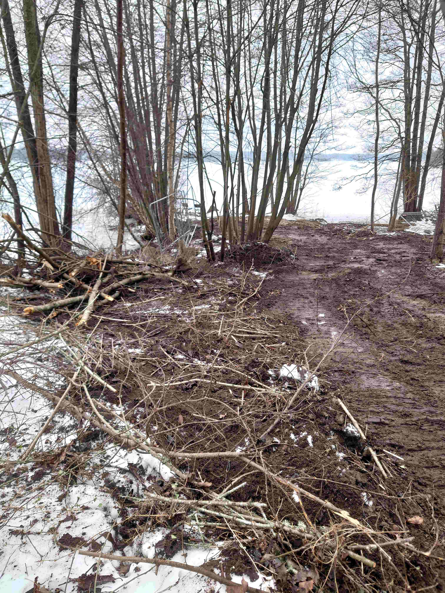 Resumé: 
Den förra ägaren av Älgbostad sålde gården 2009 till en flerbarnsfamilj som hade planer på att driva en hästgård. De hann äga fastigheten i 1 månad innan kommunen hävde köpet 2009 med stöd av argumenten att Älgbostad är: 

-Fast egendom som behövs för att tillgodose ett väsentligt behov av mark eller anläggning för idrott eller friluftsliv

-Fast egendom med byggnad som bör bevaras därför att den är värdefull från kulturhistorisk eller miljömässig synpunkt,
Samtliga partier skrev under på detta och menade att det fanns ett stort behov av att utöka det populära Hökmossbadet, värna allmänhetens tillträde till området, bevara den ”gröna kilen och göra en gång- och cykelväg till Jägarskogens naturreservat.
Denna omsorg om medborgarnas tillgång till rekreation, natur- och kulturupplevelser var totalt bortglömd när 2015 års markanvisningstävlan gick av stapeln.
Efter att ha fått strandskyddet om 300 meter, som gäller hela Yngern, ändrat till 100 meter just för Älgbostad överträffade de tävlande entreprenörerna varandra. De interna/hemliga exploateringsförslagen läckte ut och kom till allmänhetens kännedom. Inte bara Älgbostad skulle hårdexploateras, utan även angränsande kommunal mark.
2016 genomfördes en namninsamling som fick in totalt 954 namnunderskrifter som begärde en folkomröstning om byggplanerna. Kommunfullmäktige avslog namninsamlingen av formella skäl och beslutade att gå vidare med byggplanerna.
Under den korta samrådstiden över jul- nyårshelgen 2017/18 lämnade 193 Nykvarnsbor svaret nej till bostadsbyggande och ja till friluftsområde med utvidgat bad.
Moderaterna och Nykvarnspartiet var då de partier som var ivrigast för exploatering.  Centerpartiet, Miljöpartiet, Vänsterpartiet och Sverigedemokraterna var mot byggplanerna. Liberalerna och Socialdemokraterna valde därför att gå vidare med ett ”mindre” exploateringsförslag utmed Karlslundsvägen. De tre stora partierna Moderaterna, Nykvarnspartiet och Socialdemokraterna ställde tillsammans ut förslaget på granskning. 
Det blev inte mycket kvar av ”allmänhetens tillträde till området” med det presenterade detaljplaneförslaget. Därför startade föreningen Älgbostads vänner 2020 en ny namninsamling via listor och på nätet. Ett folkinitiativ för att samla de Nykvarnsbor som vill se kommunens ursprungliga planer för Älgbostad förverkligade. Så här löd parollen
Stoppa byggplanerna vid Hökmossbadet/Älgbostad – fullfölj det syfte som gav kommunen rätt till förköp – utveckla ett friluftsområde med utvidgat bad.
Inte heller den namninsamlingen lyckades påverka byggplanerna så Älgbostads vänner tillsammans med andra intressenter drev frågan vidare till Mark och Miljödomstolen och senare i Mark och Miljööverdomstolen och i december 2020 fick vi rätt med motiveringen att man inte får bygga på brukningsvärd jordbruksmark om det finns alternativ. 
Sedan 2009 har förvaltning och underhåll av fastigheten stått nästan helt still, med den förödande konsekvensen att husen förfallit mer och mer. Efter påtryckningar från Älgbostads vänner har vissa åtgärder genomförts på senare tid. Men alldeles för sent.
Nu i januari 2026 rivs alla hus enligt beslut i kommunstyrelsen, trots överklaganden och protester från folk, fridlysta fladdermöss och trots att man en gång slog fast att Älgbostad är en ”fast egendom med byggnad som bör bevaras därför att den är värdefull från kulturhistorisk eller miljömässig synpunkt”. 
När byggnaderna är rivna kommer fastigheterna inte längre att vara taxerade som bebyggda lantbruksfastigheter och Nykvarns kommun får möjligen lättare att uppnå sin tidigare målsättning att sälja marken och bygga bostäder.
Nykvarns kommun har sedan tidigare en historia av omfattande exploateringar av jordbruksmark och kulturhistoriska miljöer. Vidbynäs såldes billigt och bördig jord fraktades bort. Kvar blev en golfbana. Mörby, Nykvarns kulturhistoriska vagga med omfattande jordbruksmark, har ersatts av ett logistikcentrum.
I kommunens översiktsplan 2035 skriver man; Kommunens utgångspunkt är att brukningsbar jordbruksmark enbart får ianspråktas för ett väsentligt samhällsintresse som inte kan tillgodoses på annan plats. Kommunen har lagt till en definition av vad väsentligt samhällsintresse är. Att tillskapa nya bostäder i befintliga större sammanhängande områden, såsom tätorten Nykvarn, som har tillgång till VA-infrastruktur, väginfrastruktur, gång- och cykelinfrastruktur samt kollektivtrafik, bedömds vara ett väsentligt samhällsintresse. 
Föreningen Älgbostads vänner kommer därför att fortsätta bevaka den pågående utvecklingen, för att området verkligen ska bli det friluftsområde man ursprungligen argumenterade för. 
Föreningen vill att namnet Älgbostad bevaras och att gårdens historia presenteras i en informationsskylt. Älgbostad har varit boplats sedan forntiden och finns dokumenterad i kartor och handlingar sedan tidigt 1600-tal.

Texten har publicerats i  Länstidningen Södertälje i januari 2026 
