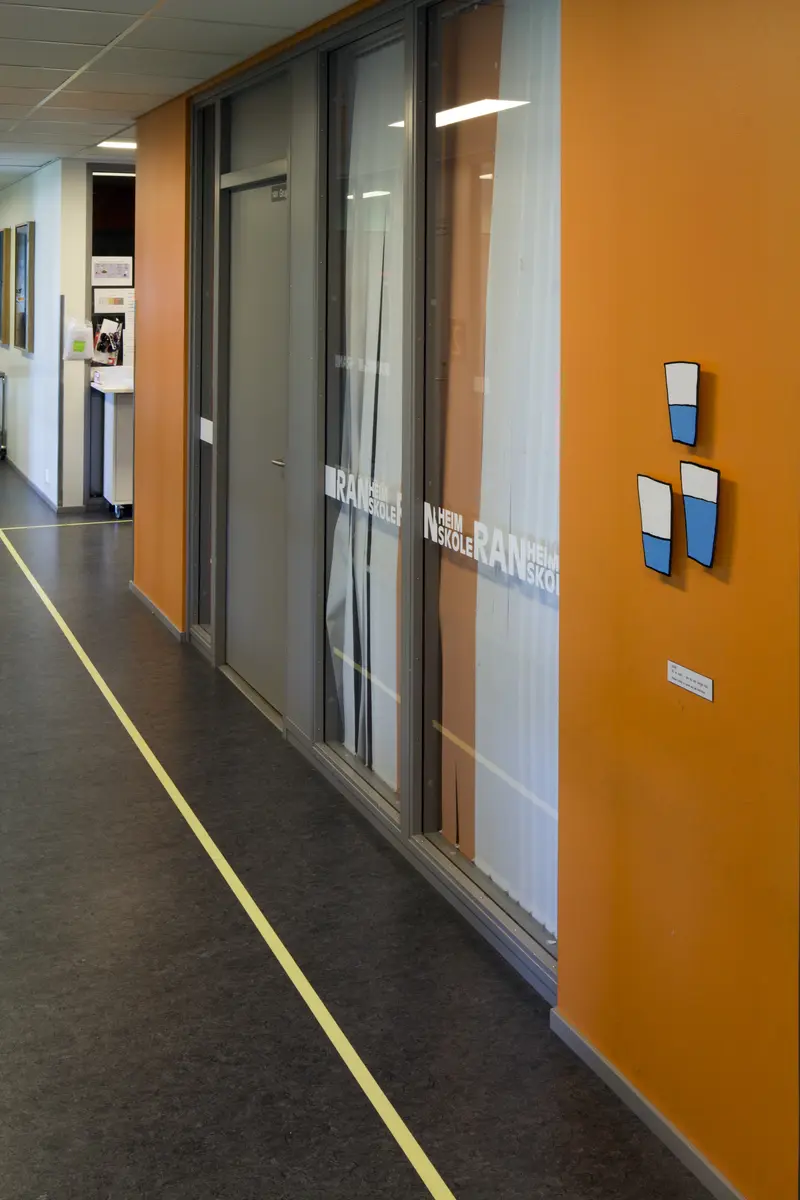 Del av utsmykking på Ranheim skole: en serie med lekne figurer tegnet av Kim Hiorthøy, med tilhørende humørfylte og tankevekkende tekster av Erlend Loe.

VANN
Alt er vann - om du ser lenge nok 

(Robert Creely - til norsk ved Jan Erik Vold).