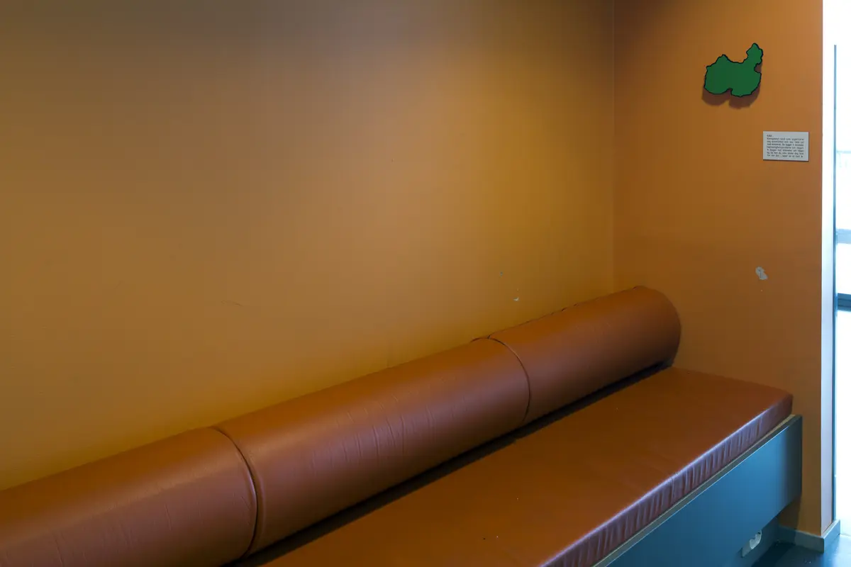 Del av utsmykking på Ranheim skole: en serie med lekne figurer tegnet av Kim Hiorthøy, med tilhørende humørfylte og tankevekkende tekster av Erlend Loe.

KINA
Kjempestort land som organiserer seg annerledes enn oss. Ikke tull med kineserne. De bygger ti kilometer høyhastighetsjernbane om dagen. Vi bygger null kilometer om dagen og da kan du selv tenke deg hvor lite det blir i løpet av et helt år.