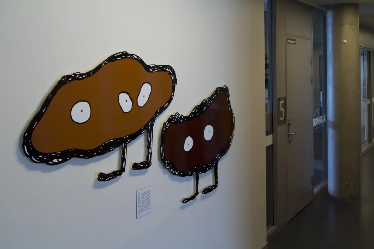 To amorfe former. De er påtegnet noe som ligner bein og øyne. 