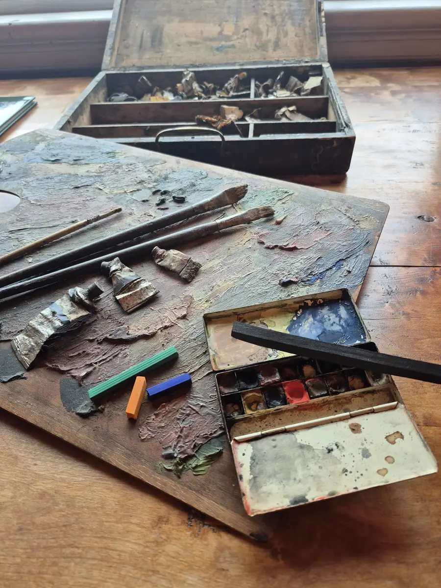 Malesaker som pensel, pastellfarger, kullstift m.m