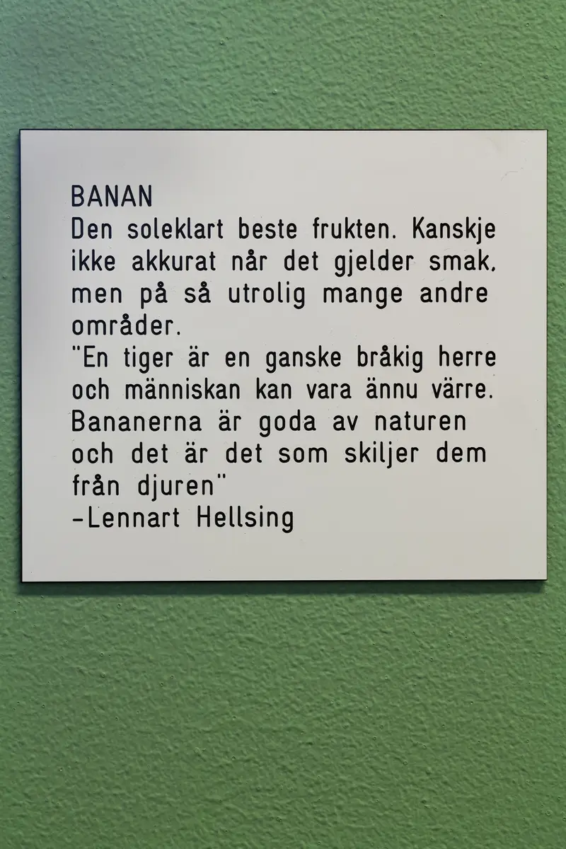 Banan, påtegnet øye og en sneip i munnen,