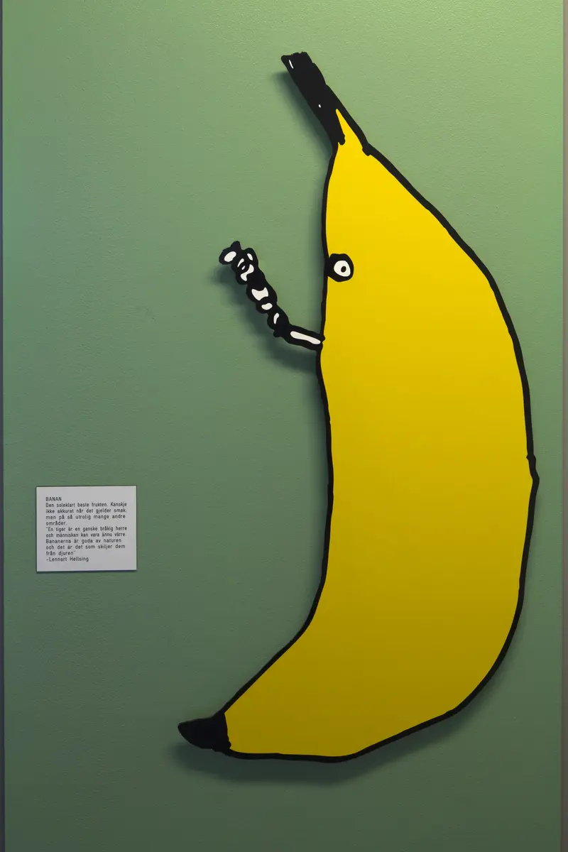 Banan, påtegnet øye og en sneip i munnen,