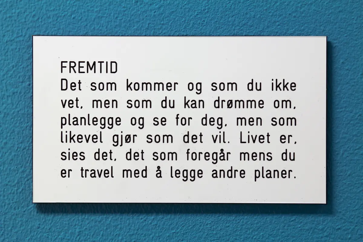 Klokke der tall er erstattet med NÅ - SENERE - ETTERPÅ - KANSKJE I MORRA