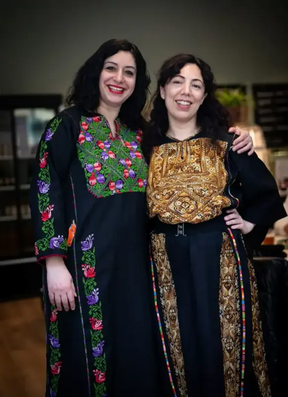 to kvinner i tradisjonell palestinsk drakt