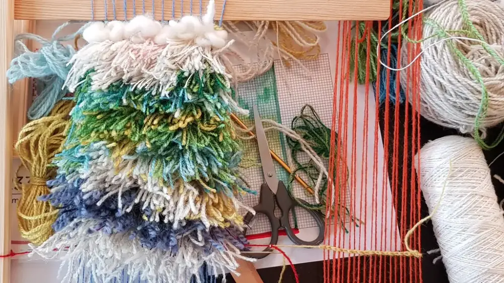 Textiler av olika färger med en sax.