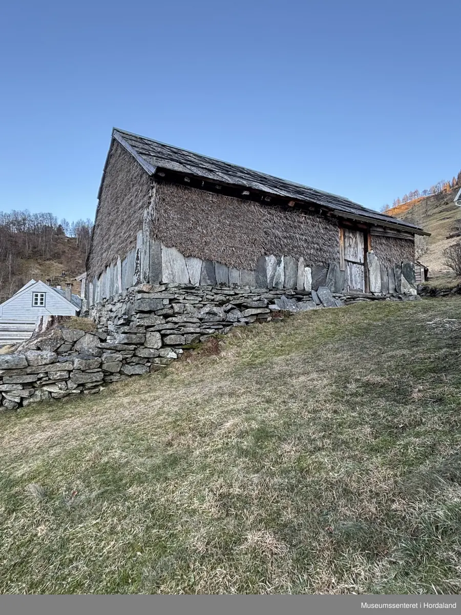 Grindbygd løe på murt flor. Taket tekt med hardingaheller/hoggen skifer.