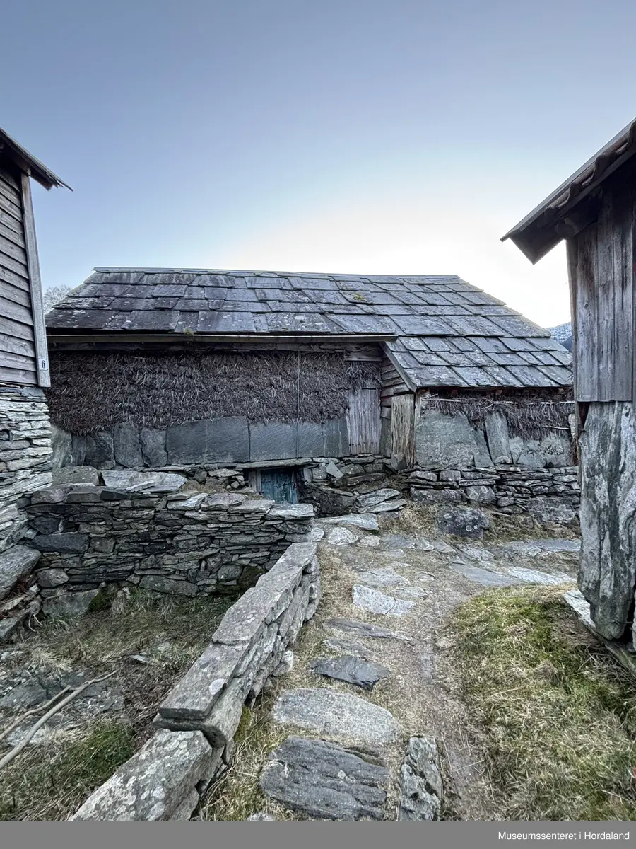 Grindbygd løe på murt flor. Taket tekt med hardingaheller/hoggen skifer.