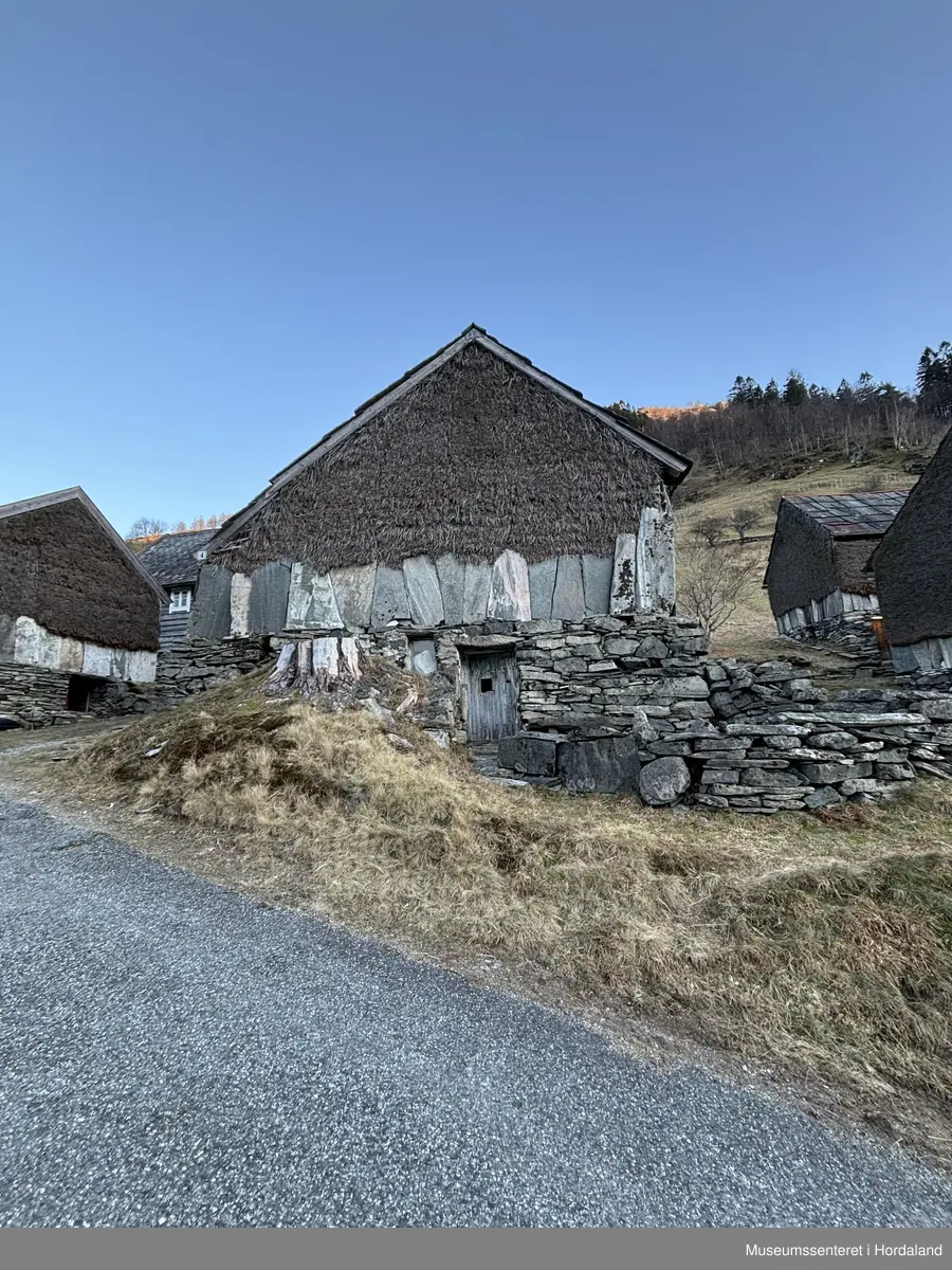 Grindbygd løe på murt flor. Taket tekt med hardingaheller/hoggen skifer.