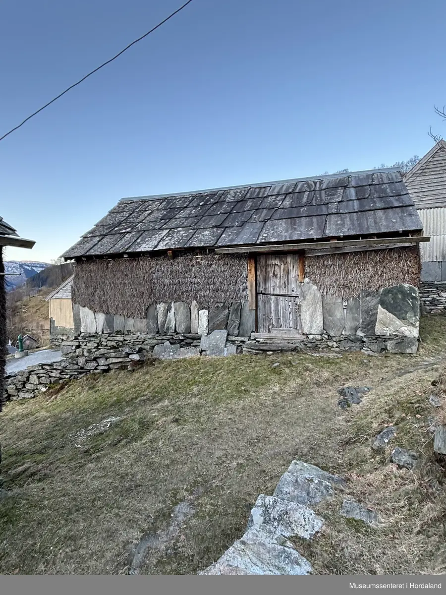 Grindbygd løe på murt flor. Taket tekt med hardingaheller/hoggen skifer.