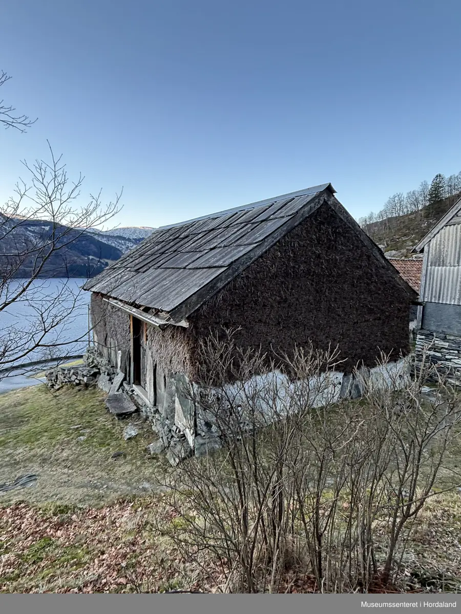 Grindbygd løe på murt flor. Taket tekt med hardingaheller/hoggen skifer.