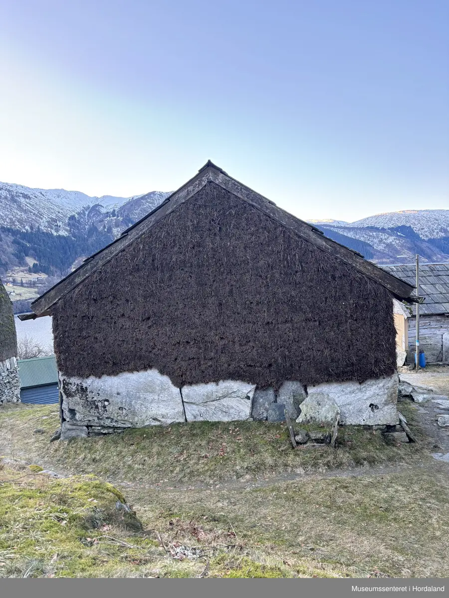 Grindbygd løe på murt flor. Taket tekt med hardingaheller/hoggen skifer.