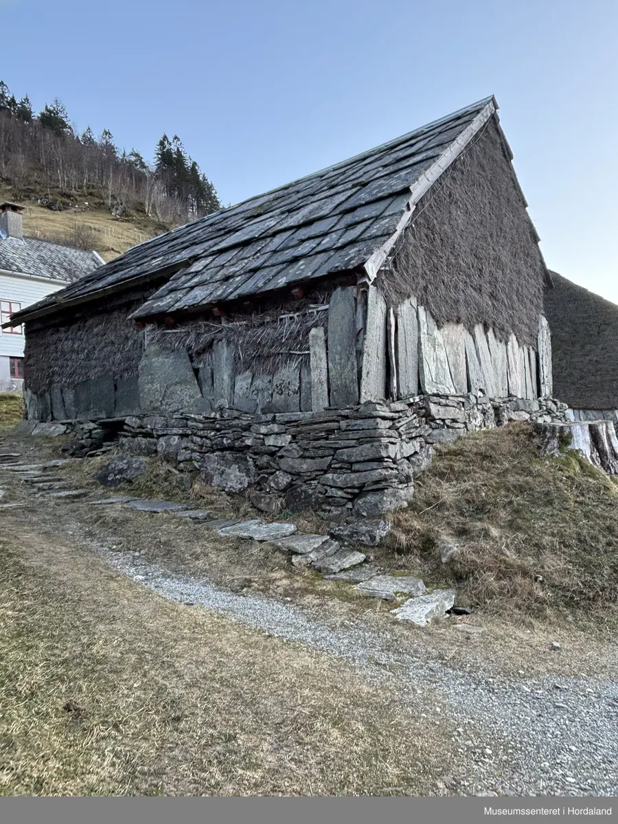 Grindbygd løe på murt flor. Taket tekt med hardingaheller/hoggen skifer.