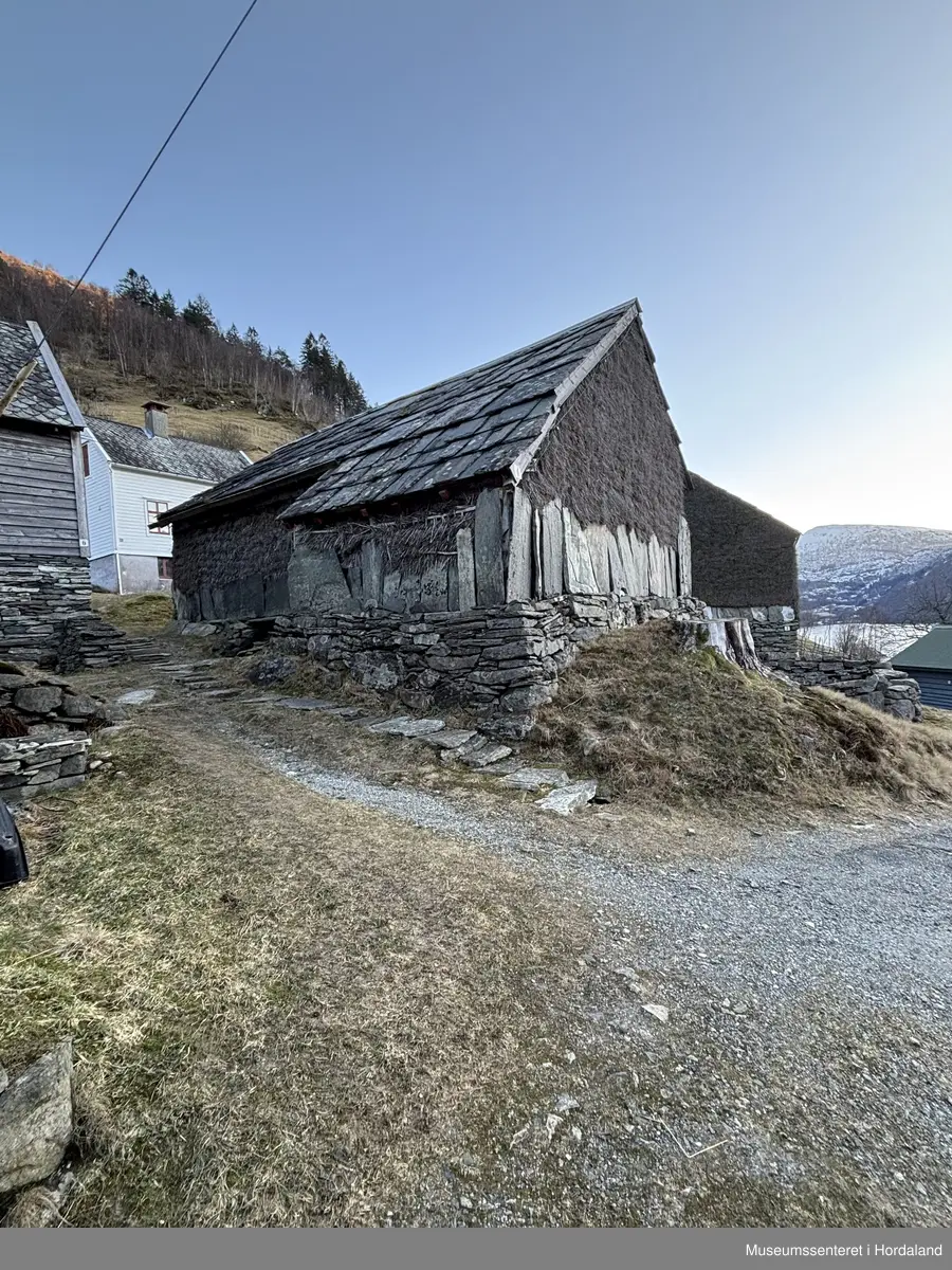Grindbygd løe på murt flor. Taket tekt med hardingaheller/hoggen skifer.