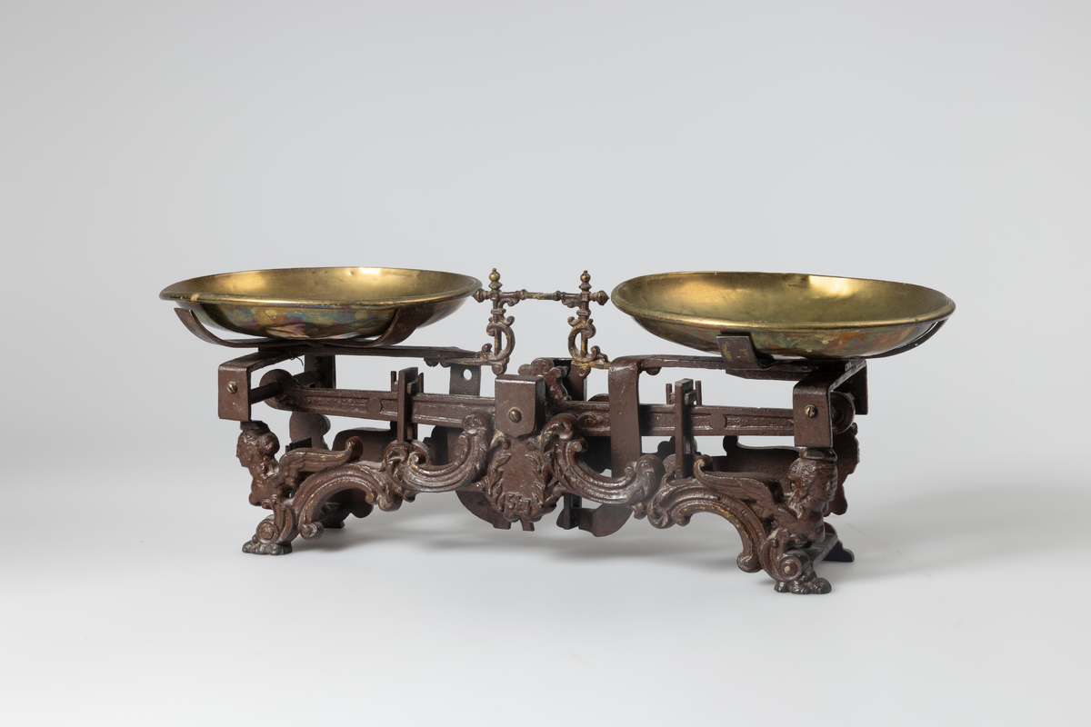 Balansestativ av jern og runde skåler av messing.