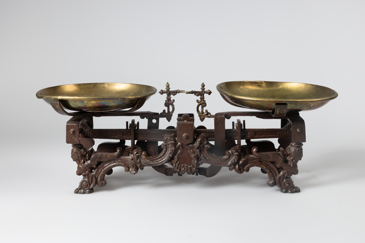 Balansestativ av jern og runde skåler av messing.