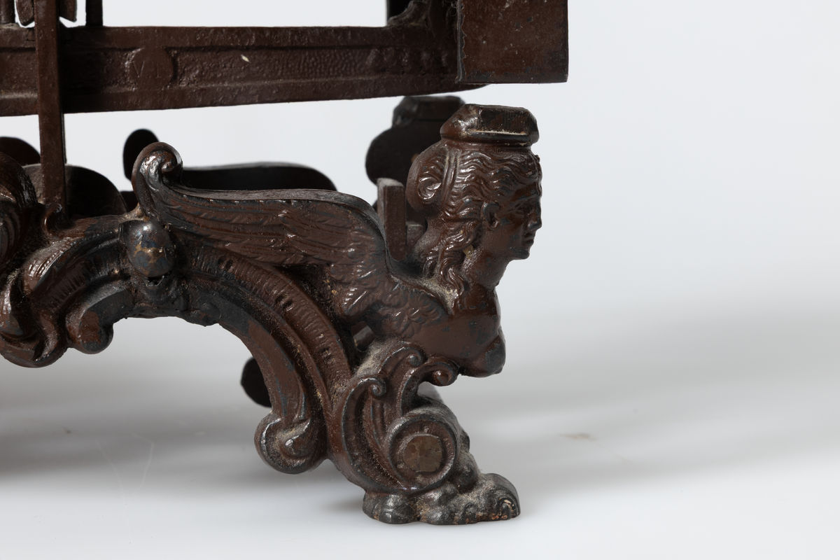 Balansestativ av jern og runde skåler av messing.