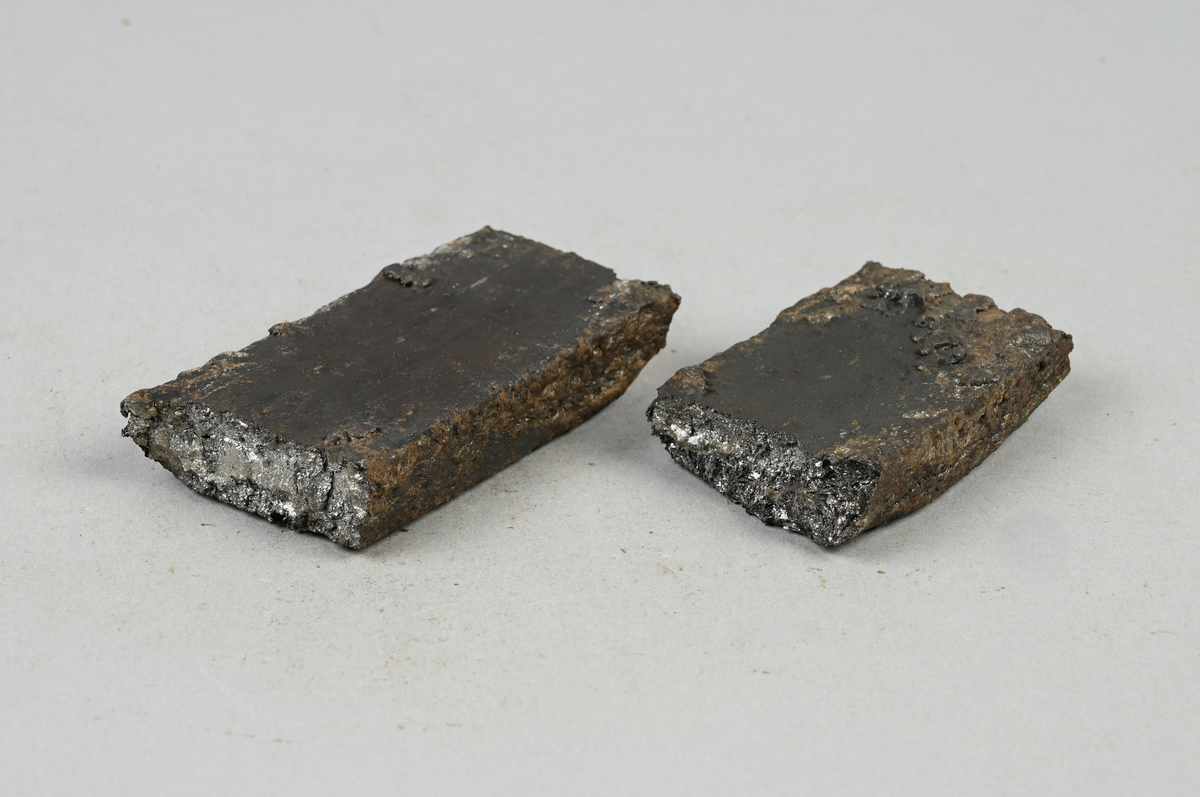 Två prover på råstål som delvis har övergått till tackjärn. Tillverkade vid Storfors i Kroppa socken, Värmland. Tillhörande lappar med samma notering.