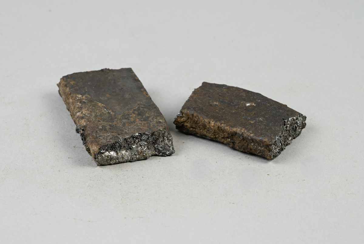 Två prover på råstål som delvis har övergått till tackjärn. Tillverkade vid Storfors i Kroppa socken, Värmland. Tillhörande lappar med samma notering.