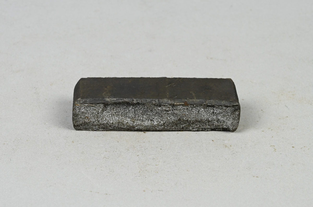 Prov på puddlat pipämnesjärn från Nyby, tillverkat år 1839. Tillhörande lapp med samma notering.