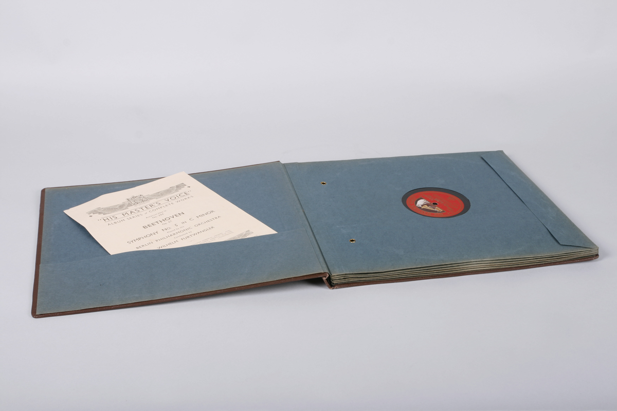 Platealbum med fem skjellakk-plater (hvorav én single-sided) og konvolutt/album.