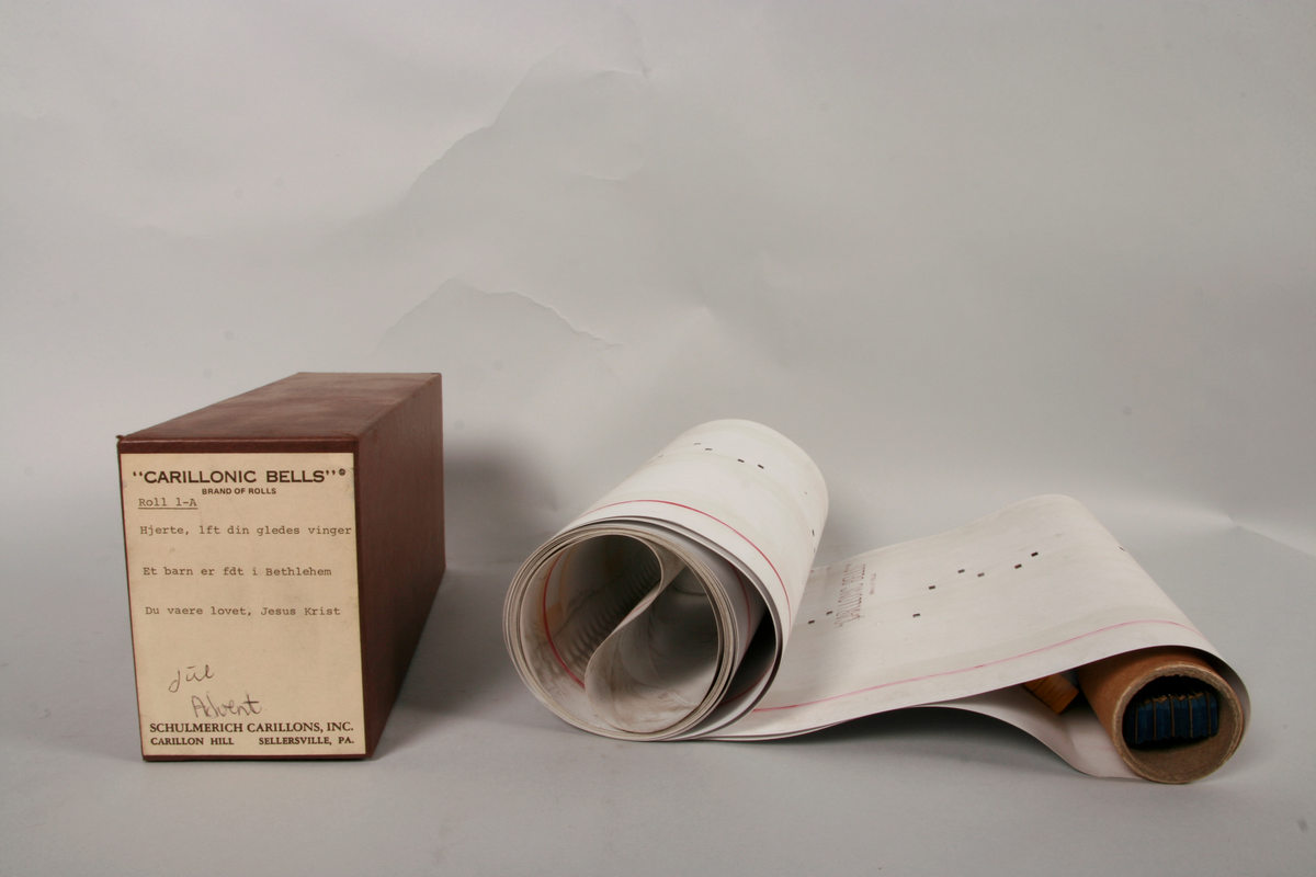 Rull, 25 cm bredde, med 30 spor for mekanisk avlesning.
NB! rullen er sammensatt, slik at der ikke er start/stop, men at rullen går i en loop, og kan spilles i det uendelige!