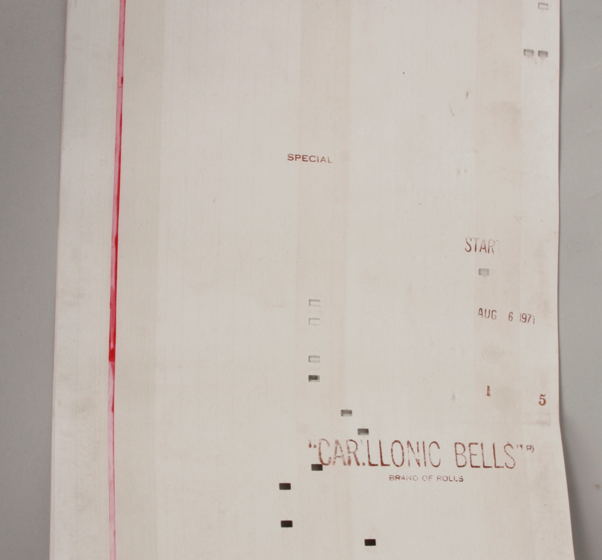 Rull, 25 cm bredde, med 30 spor for mekanisk avlesning.
NB! rullen er sammensatt, slik at der ikke er start/stop, men at rullen går i en loop, og kan spilles i det uendelige!