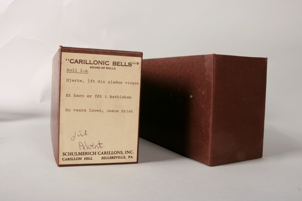 Rull, 25 cm bredde, med 30 spor for mekanisk avlesning.
NB! rullen er sammensatt, slik at der ikke er start/stop, men at rullen går i en loop, og kan spilles i det uendelige!