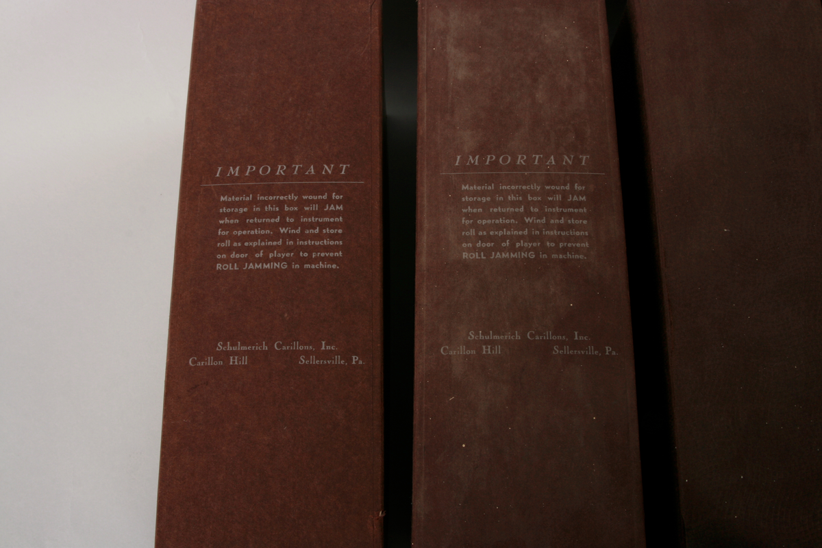 Rull, 25 cm bredde, med 30 spor for mekanisk avlesning.
NB! rullen er sammensatt, slik at der ikke er start/stop, men at rullen går i en loop, og kan spilles i det uendelige!