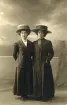 Porträtt av två kvinnor. Text baksida kort: 