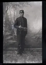 En soldat med våpen (2-tall på krage).