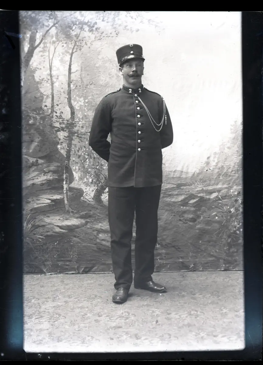 En soldat (2-tall på krage).