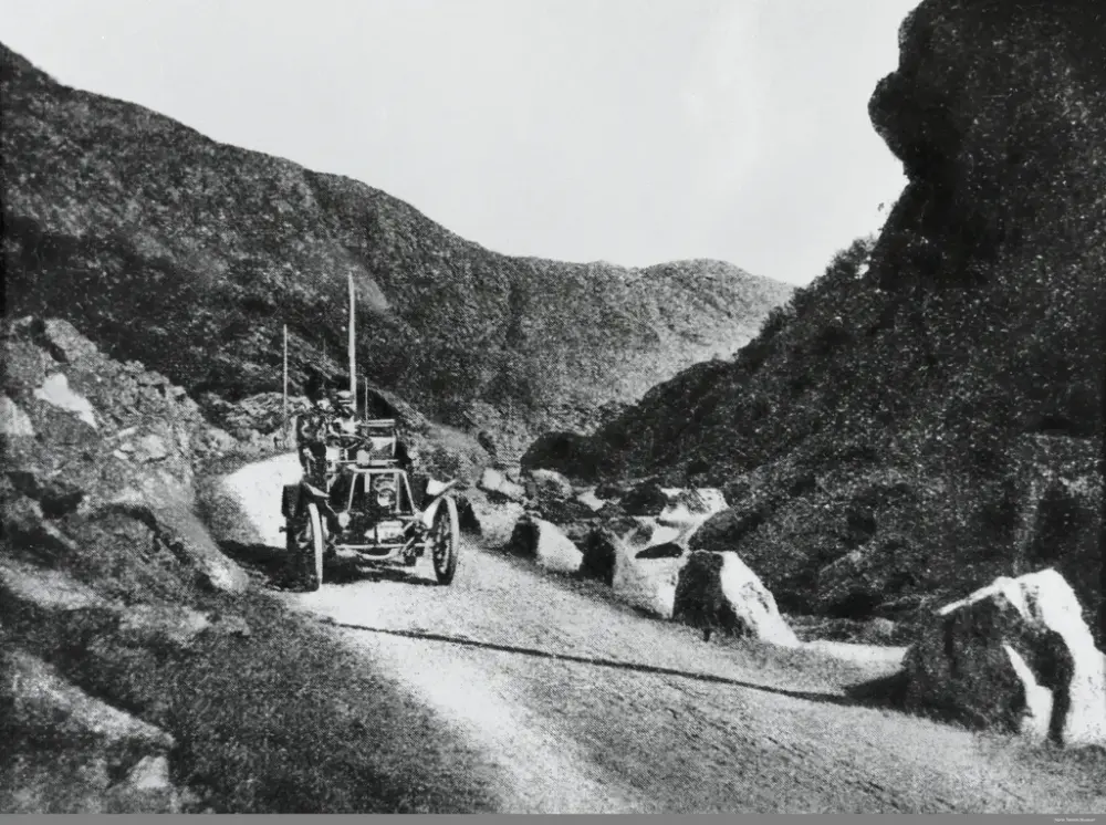 Gammel bil i fjellandskap