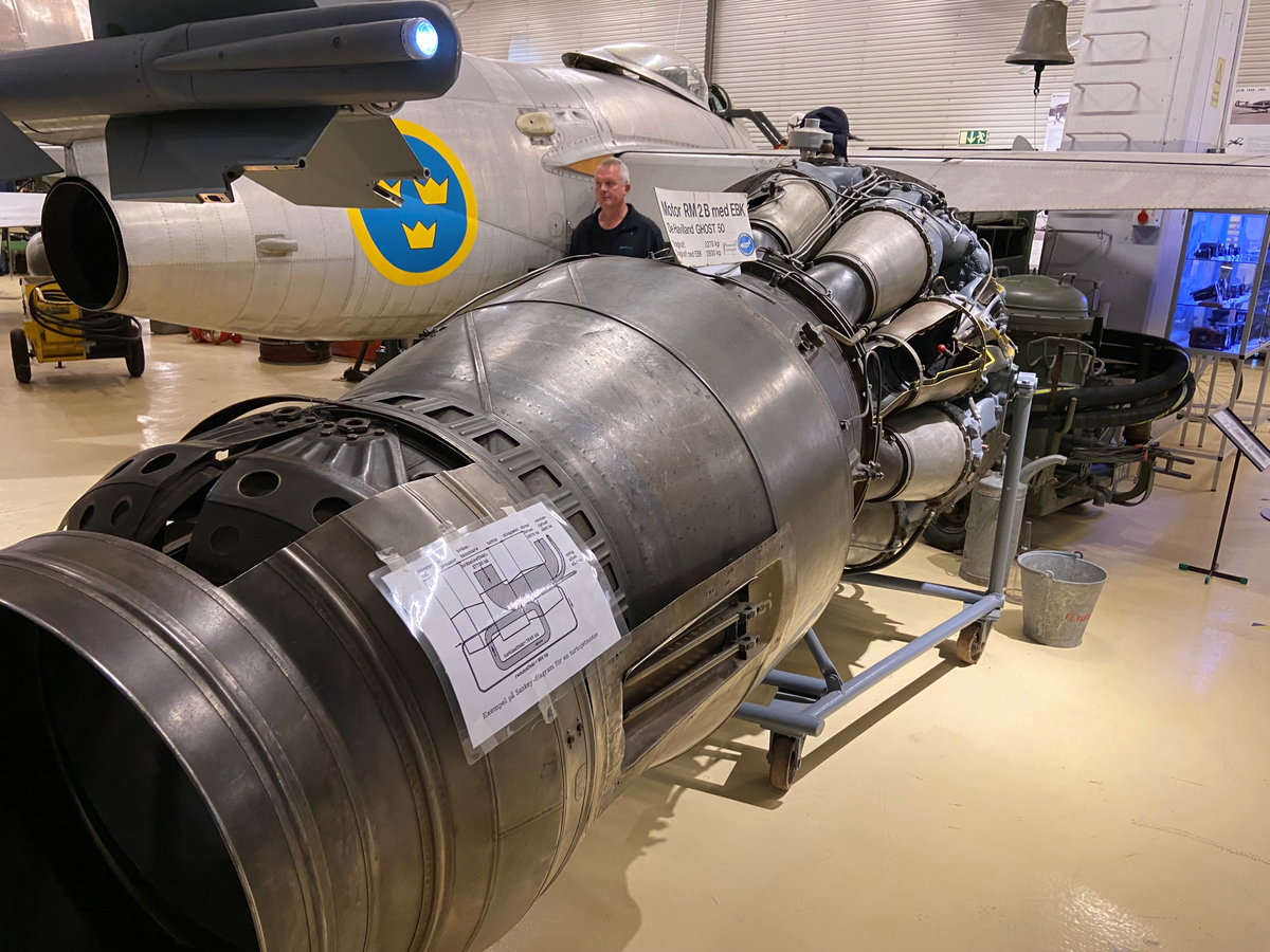 Flygmotor RM 2B. Med efterbrännkammare. Uppskuren. 
Avsedd för flygplan J29 F.