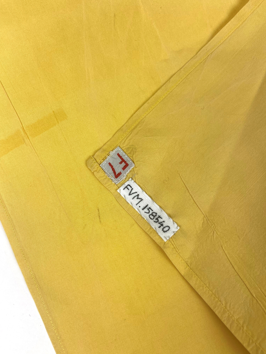 Flyghalsduk i siden, långsmal, gul, maskinsydd smal fåll. Användes av 3 divisionen - transportflygdivision F 7, målfltgdivisionen (F 13 MAL)- Påsydd vävd etikett: "F 7"