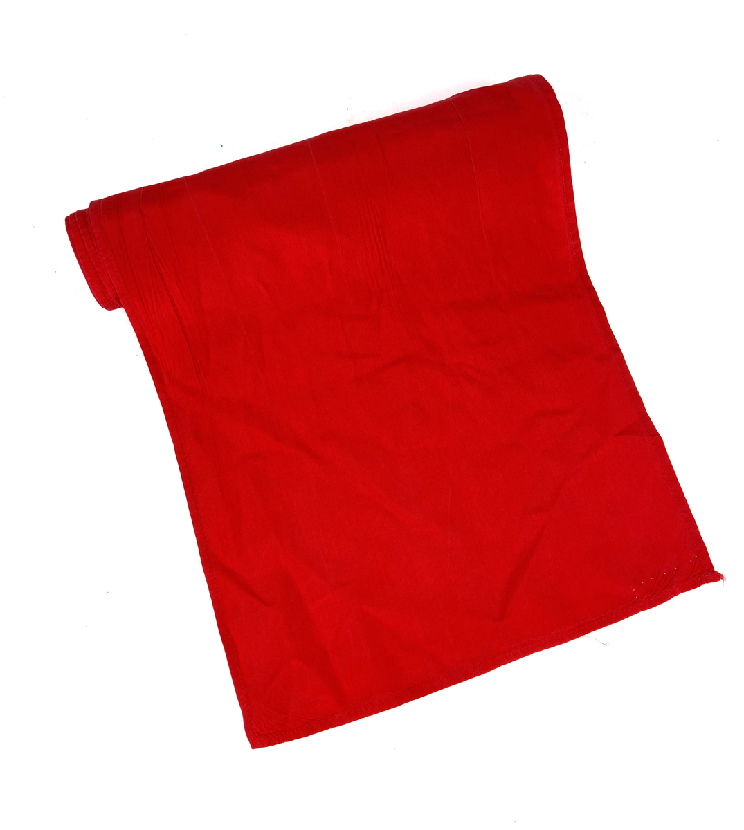 Flyghalsduk i siden, långsmal, röd, maskinsydd smal fåll. Användes av 1 divisionen. Påsydd vävd etikett "F 7".