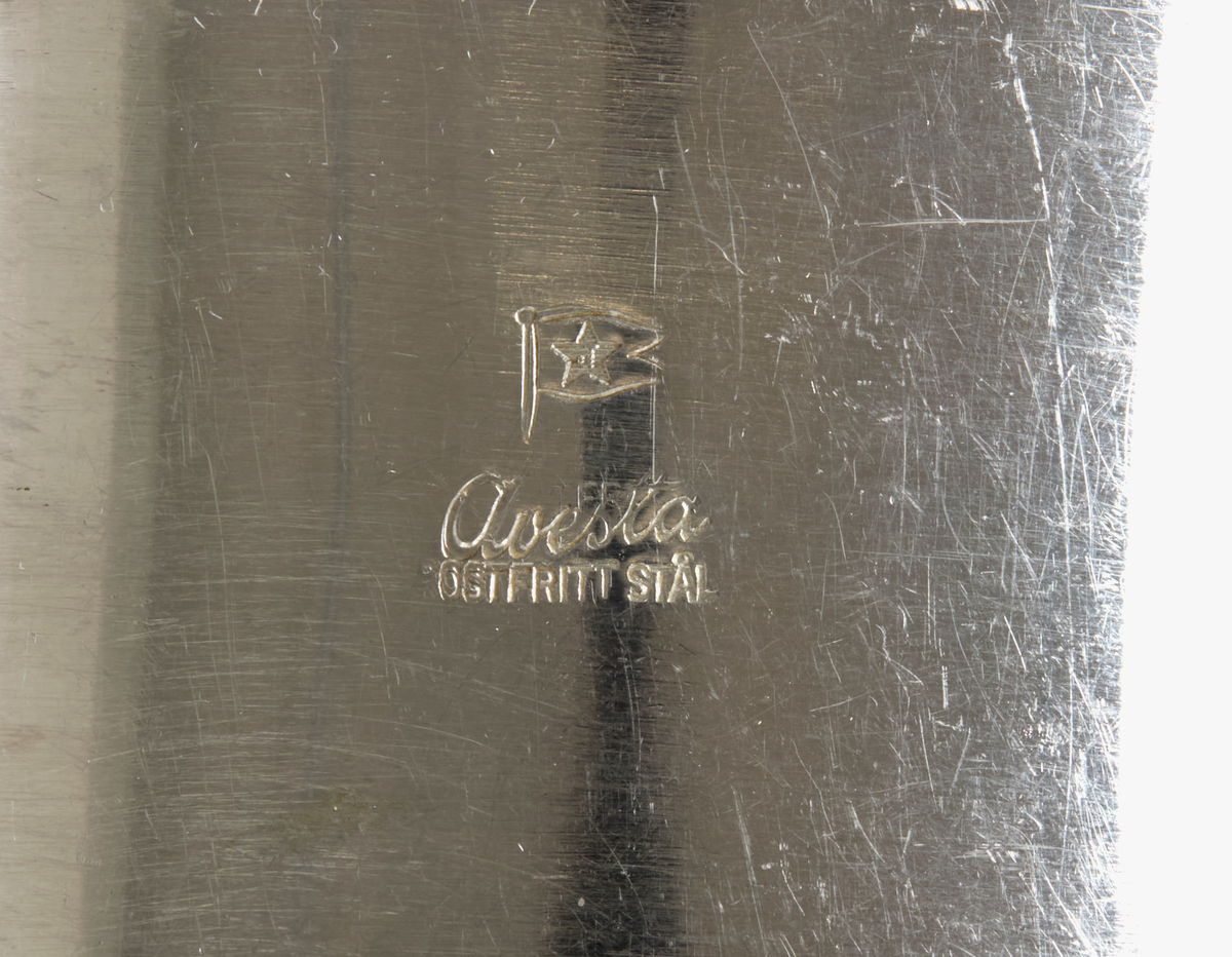 Cylinderformad formpressad skål i rostfritt stål. Undertill stämplad "SS AB, rostfritt stål", med rederiet Johnson lines logotyp och "avesta rostfritt stål" på sidan.