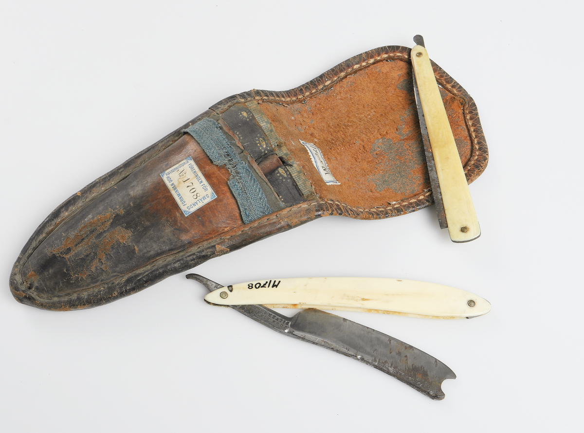 Kilformigt läderetui, kantat med sydda skinnband. Etuiet har fyra tygfodrade fickor, avsedda för rakknivar. Fickorna täcks av ett lock som har låsts av ett band. Två rakknivar finns kvar. De är försedda med blanka stålslipade, något böjda knivblad som kan fällas in i skaften. Skaften är tillverkade av sammannitade benskenor. 
Etuiet är enligt uppgift tillverkat av prosten Caspar Cederschiöld. På den ena kniven står instämplat J.E "Town Made" (kniv 1). Den andra är tillverkad av John Bing "Silversteel" (kniv 2) . Båda knivarna är tillverkade i England i början eller mitten av 1800-talet. 

Inskrivet i huvudbok år 1892-1900.