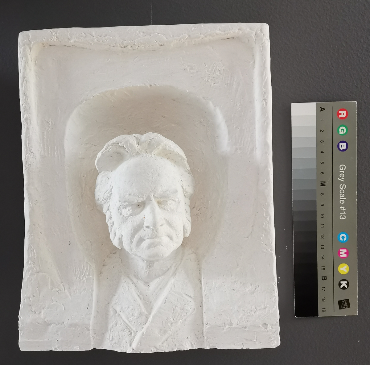 Utkast til utsmykking av Den Nationale Scene i Bergen. Arkitekten Einar Oscar Schou, laga fire nisjer i sørgavlen. Der tenkte han seg Thalia øvst, flankert av ein kvinneleg og ein mannleg adept, og så dei tre største dramatikarane våre: Holberg, Ibsen og Bjørnson (ASM 107, 108, 109). Svor sende inn utkast som var med på to arkitektutstillingar, men så kom dei vekk. Nokre år etter at kunstnaren var død fann vaktmesteren i Permanenten i Bergen ei mystisk attspikra kasse i kjellaren med dei tre utkastene av dramatikarane i. 

Dei 4 nisjane vart først fyld i 2001 av Per Ung i samband med rehabilitering av det freda bygget.