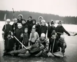 Porträtt av scoutgruppen "Vargungarna" som spelar ishockey p