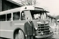 Porträtt av Bertil "Buss-Bertil" Berndtsson vid sin buss, år