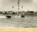 Fotot är taget från Djurgårdsbrunnsviken över Stockholmsutställningen 1930. I området där restaurang Paradiset låg ligger i dag Sjöhistoriska museet. I förgrunden syns två Petterssonbåtar samt en passagerarfärja som passerar.