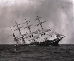 Den fyrmastade barken PEGASUS stående på grund.